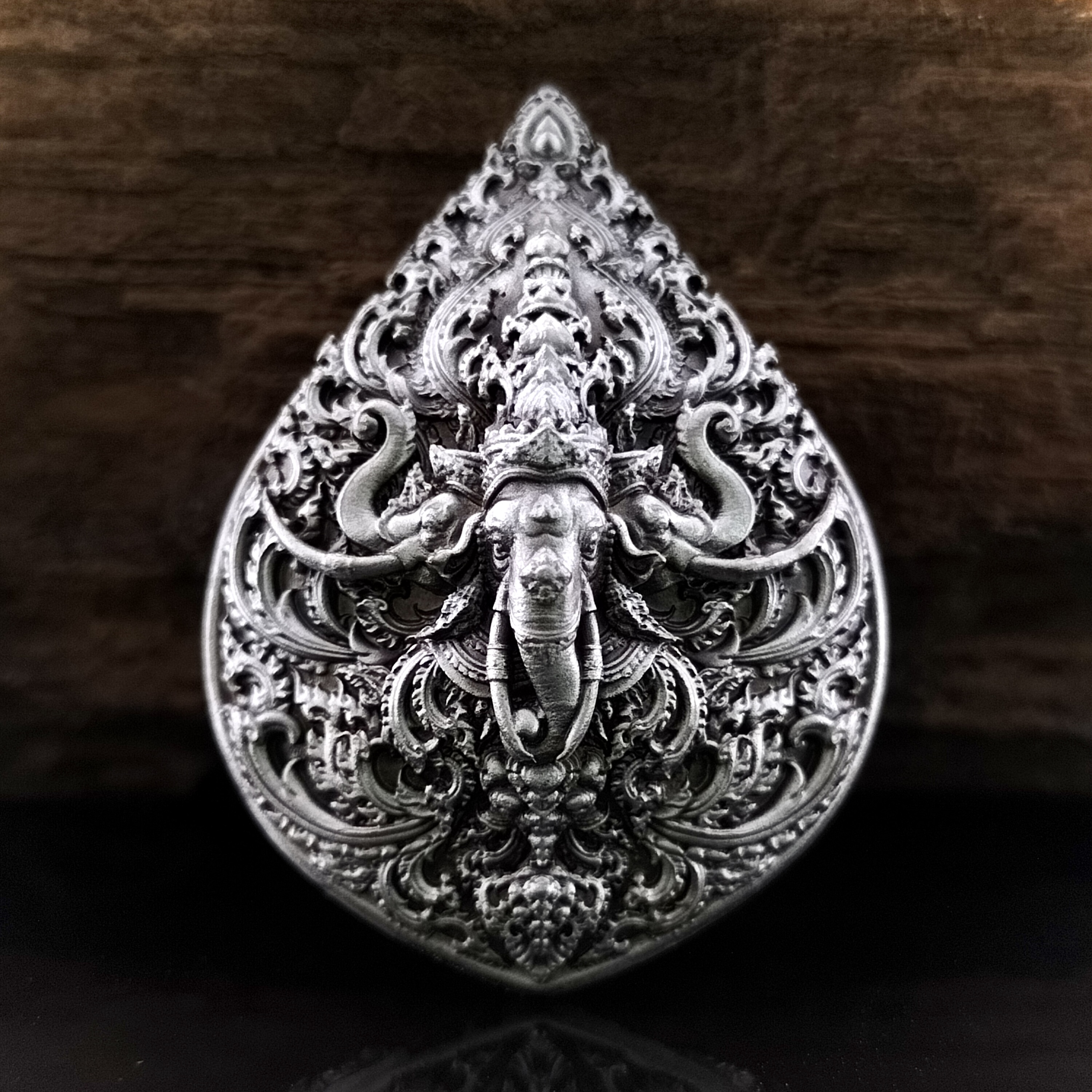 หลวงปู่ทวด รุ่น มหาบารมีศรีโพธิสัตว์ เนื้อบรอนซ์ชุบเงินซาติน องค์ลงยาจีวร