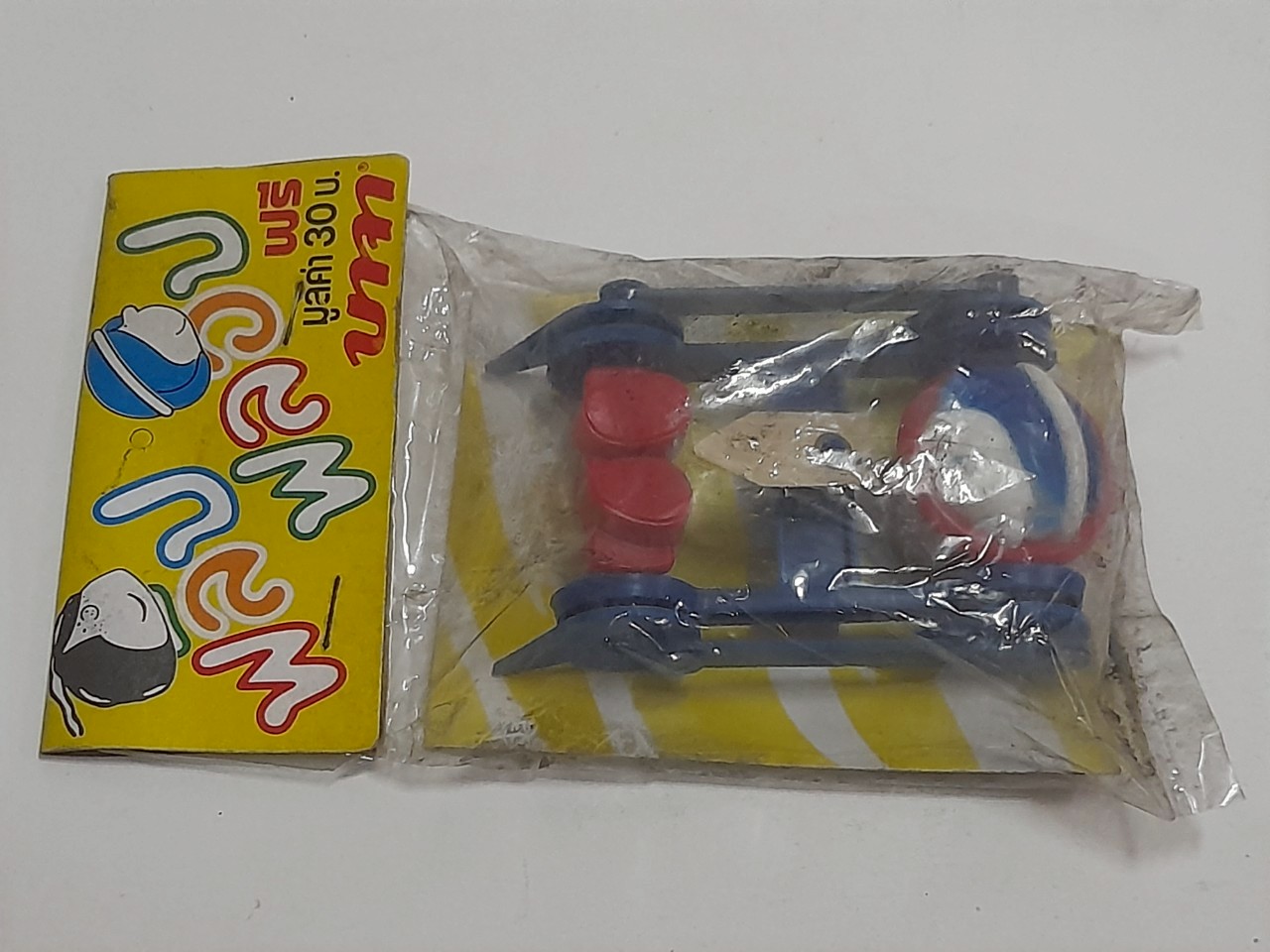 มีหลายภาพ ฟลิบฟลอบ ของเล่นแถมจากรองเท้าบาจา ของเล่นเก่า