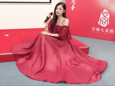 ชุดราตรียาวสายเดี่ยวพร้อมเสื้อคลุมดอกไม้สวยหรู (เชือกผูกหลัง)