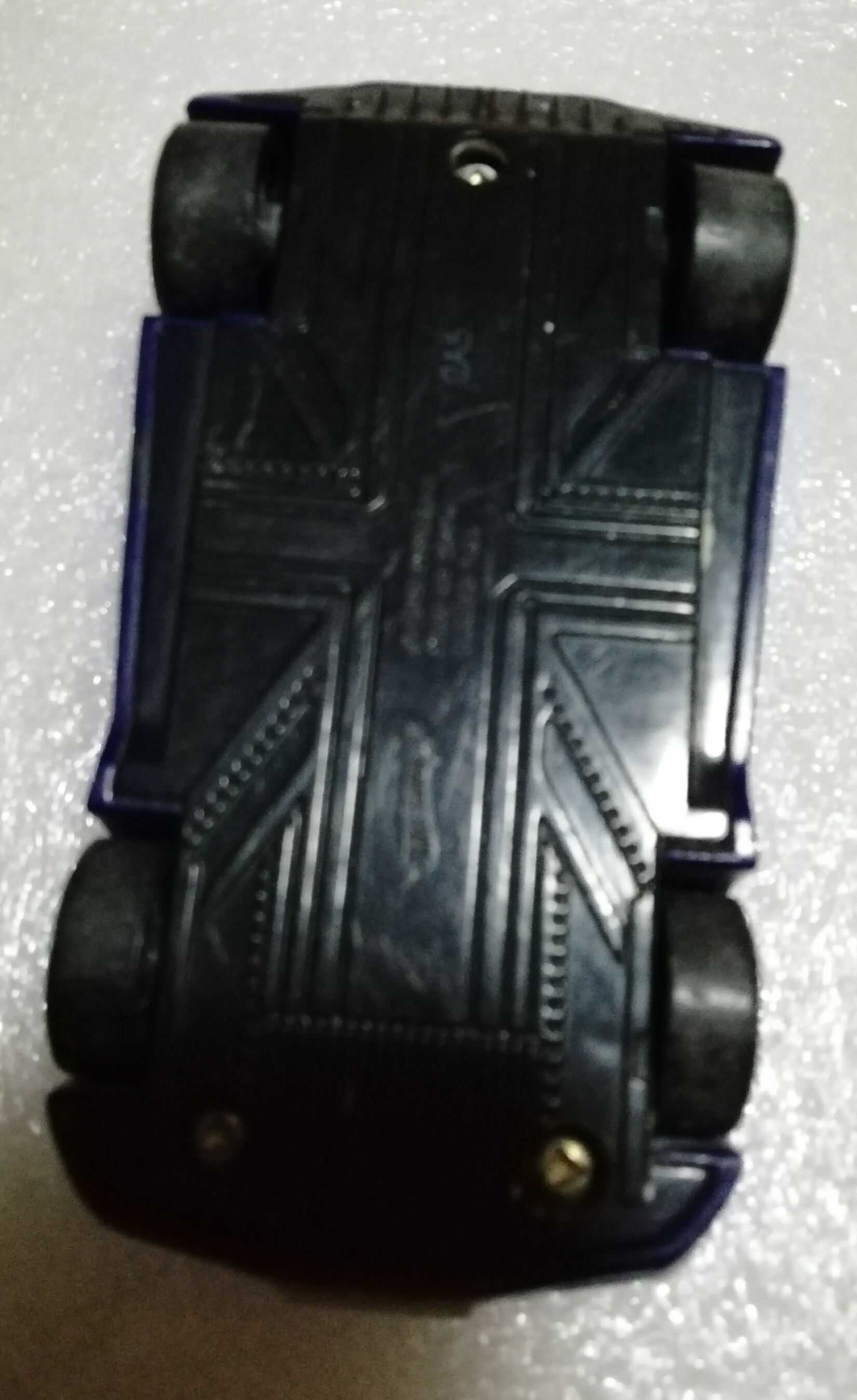 รถHot wheels พลาสติกสีน้ำเงิน-ดำ กดด้านหน้าฝากระโปรงเปิดออก มีคนยืนด้านใน ขนาด 4" ของสะสมจากแมคโดนัลด์เวียดนาม**โปรดตรวจสอบทุกภาพ