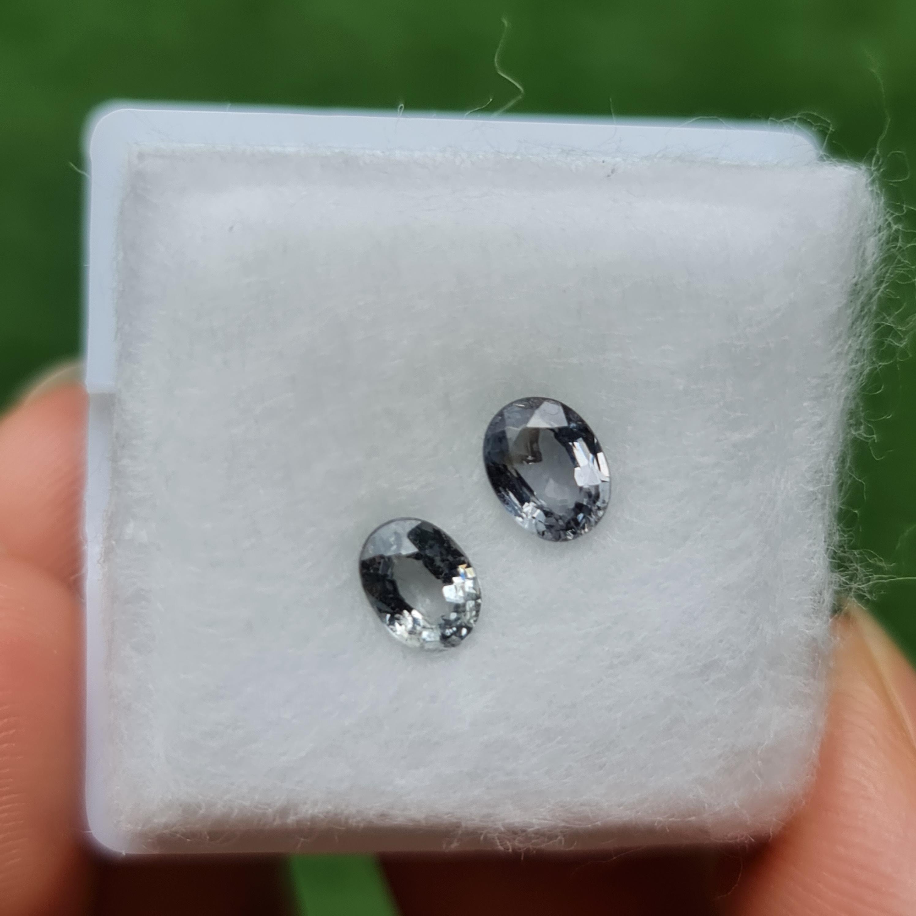 พลอย สปิเนล พม่า Spinel Myanmar 0.90 กะรัต (Cts.) 2 เม็ด พลอยแท้ อัญมณีมงคลประจําวันเกิด เครื่องประดับพลอย