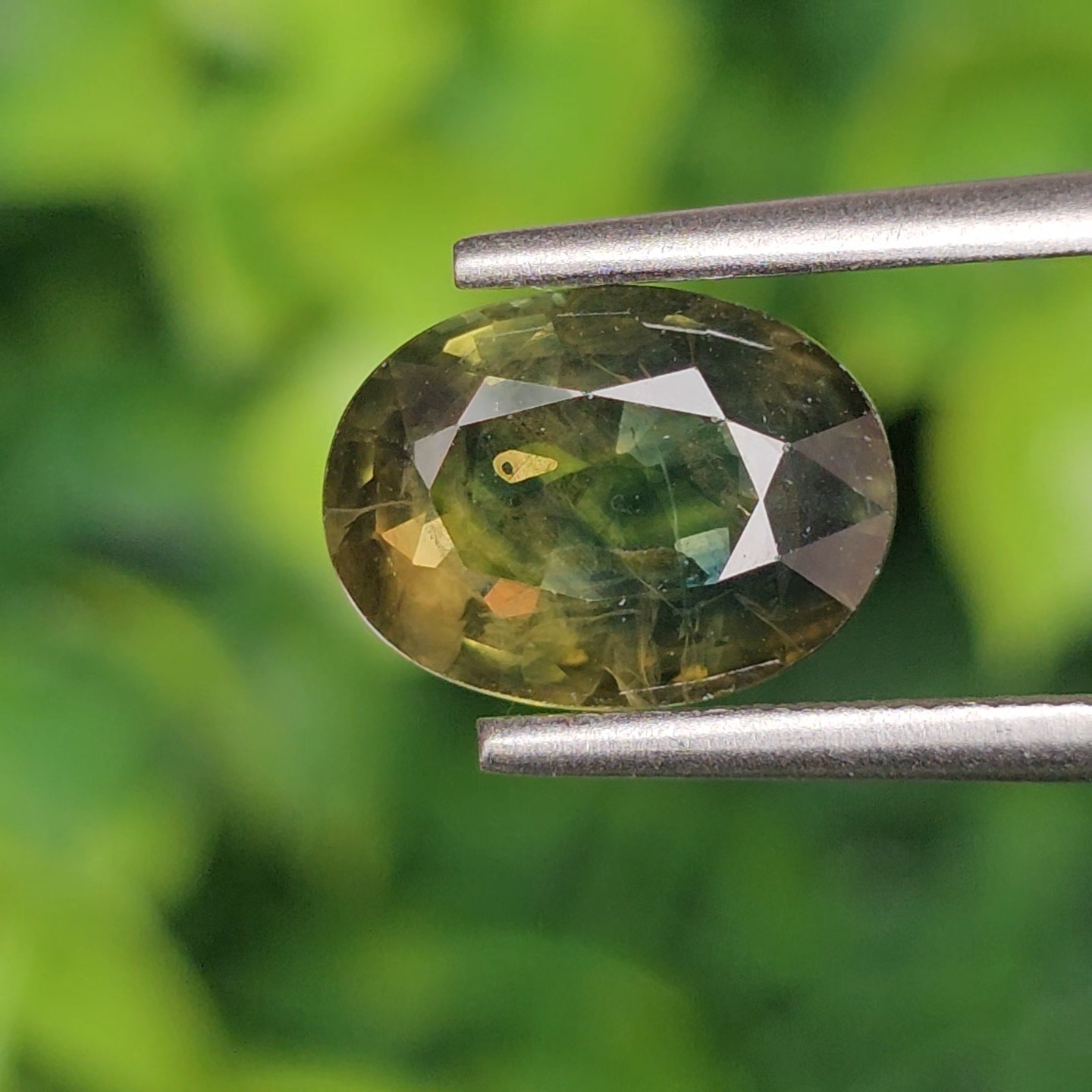 พลอย เขียวส่อง Green Sapphire 2.87 กะรัต (Cts.) พลอยแท้ อัญมณีมงคลประจําวันเกิด เครื่องประดับพลอย