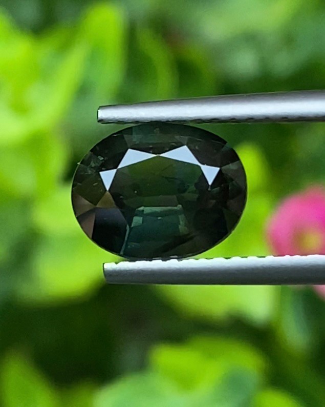พลอย เขียวส่อง Green Sapphire 2.00 กะรัต (Cts.) ดิบ Unheated พลอยแท้ อัญมณีมงคลประจําวันเกิด เครื่องประดับพลอย