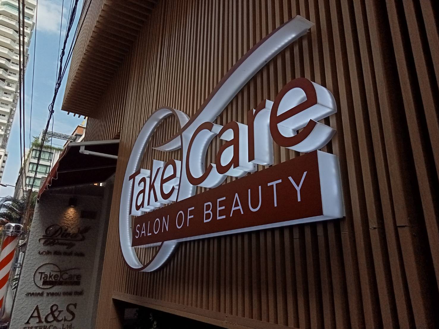 #ป้ายอะคริลิคไฟออกรอบตัวหน้าติดสติ๊กเกอร์รองหลังพาสวู๊ด