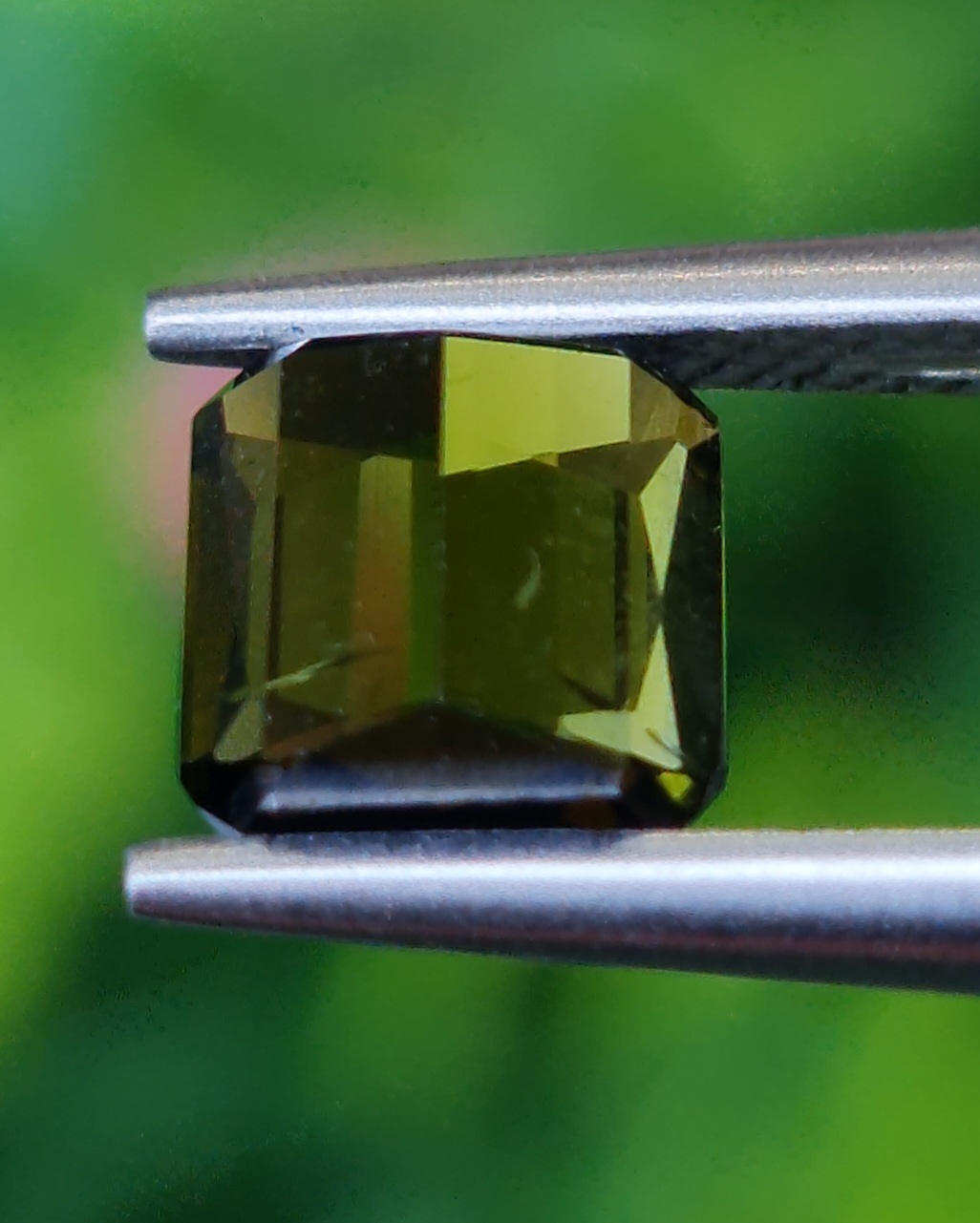 พลอย กรีน ทัวร์มารีน (Green Tourmaline) 0.96 กะรัต (Cts.) อัญมณีมงคลประจําวันเกิด เครื่องประดับพลอย