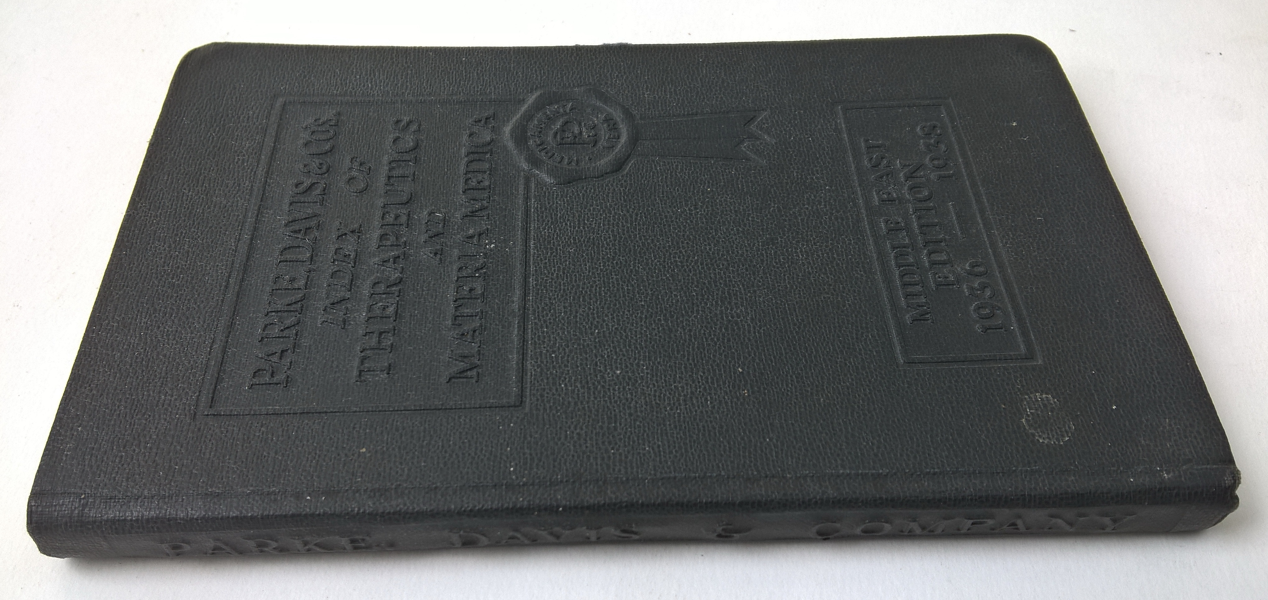 หนังสือเก่าฉบับภาษาอังกฤษ "PARKE DAVIS&COS. INDEX OF THERAPEUTICS AND MATERIA MEDICA" MIDDLE EAST EDITION 1936-1938