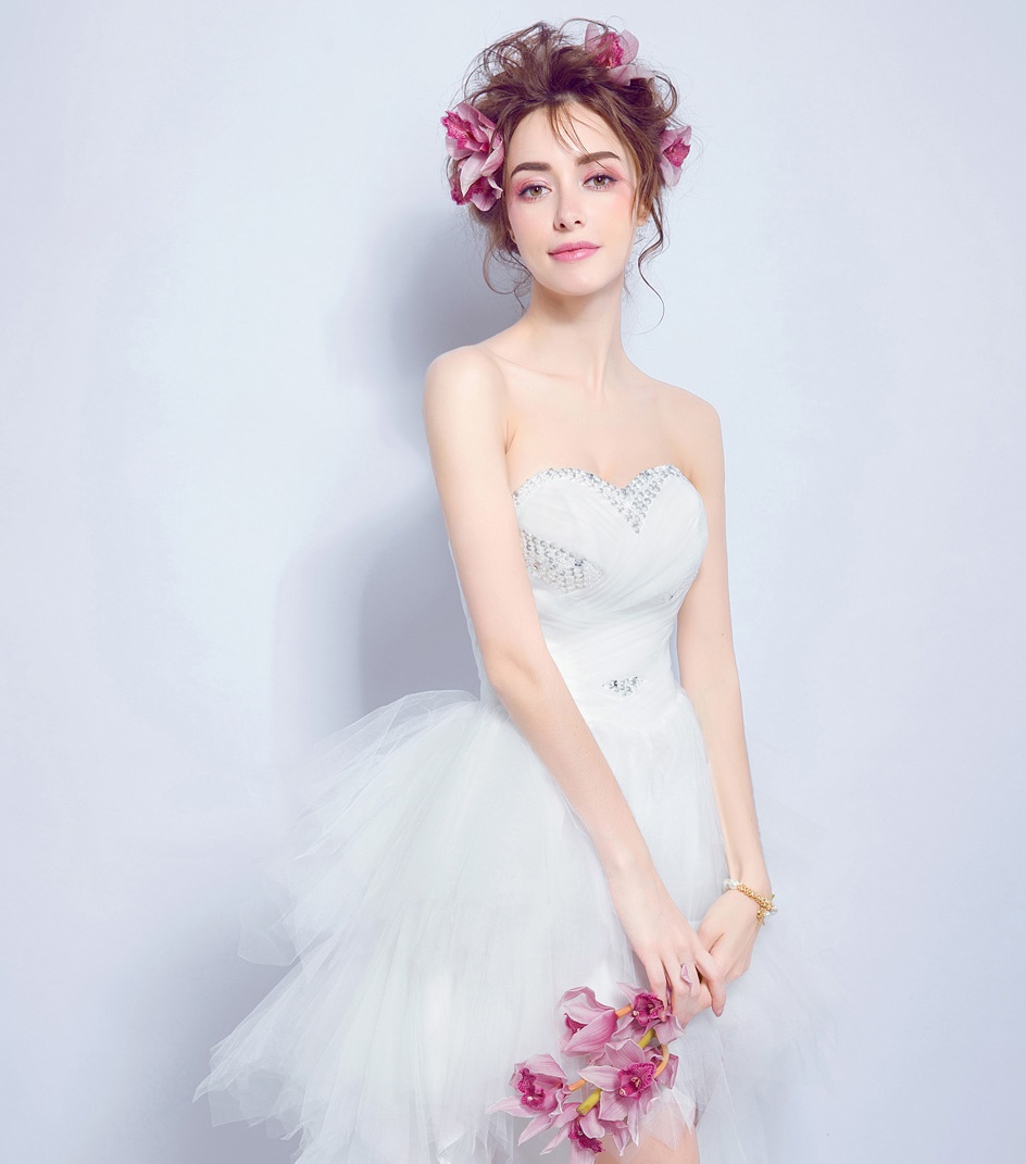 Pre-order ชุดแฟนซี ชุดราตรีสั้น หน้าสั้นหลังยาว สีขาว เกาะอก จับจีบ ปักเลื่อมช่วงอก กระโปรงเป็นชั้น เชือกผูกหลัง