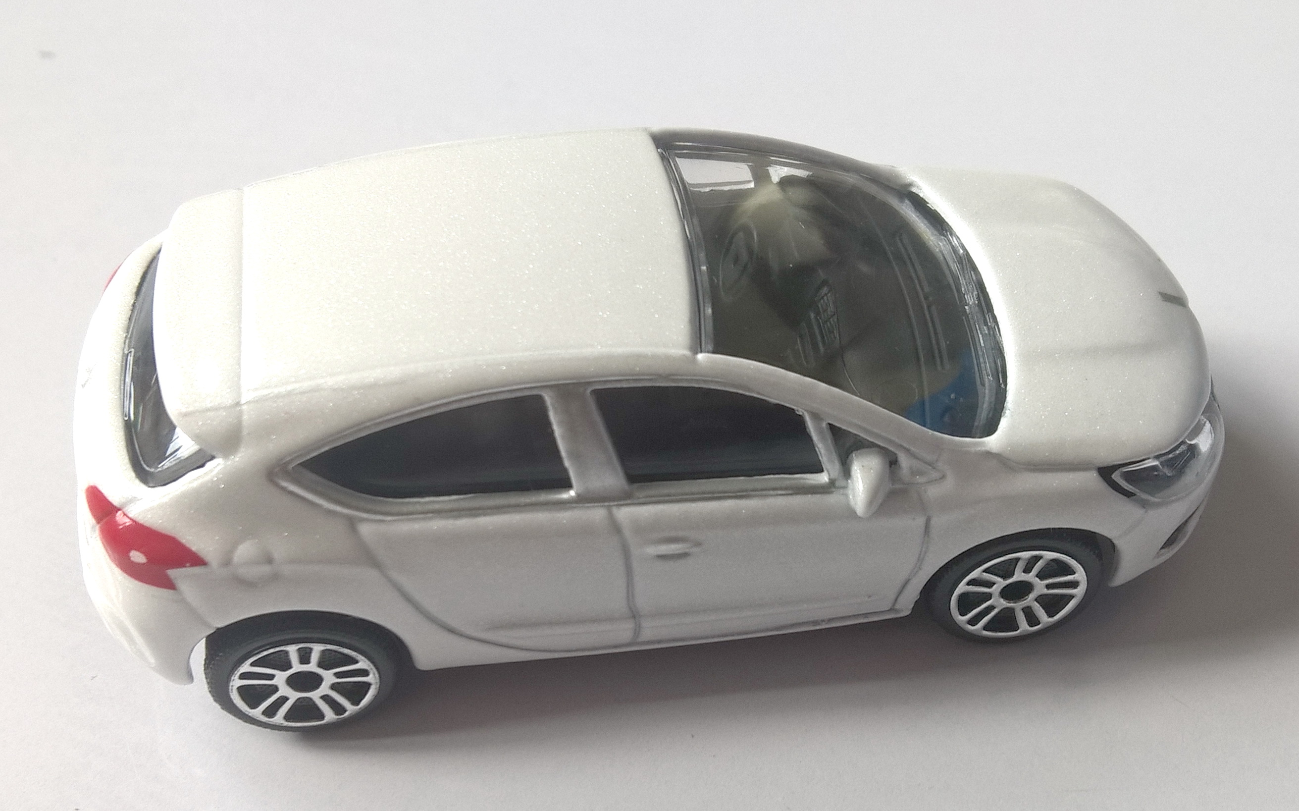 รถเหล็กMajorette สีขาว ในแคปซูล