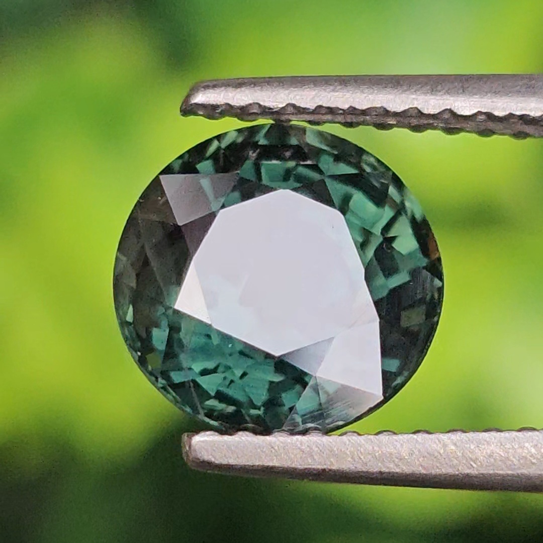 พลอย เขียวส่อง (Green Sapphire) 2.98 กะรัต (Cts.) พลอยแท้ อัญมณีมงคลประจําวันเกิด เครื่องประดับพลอย