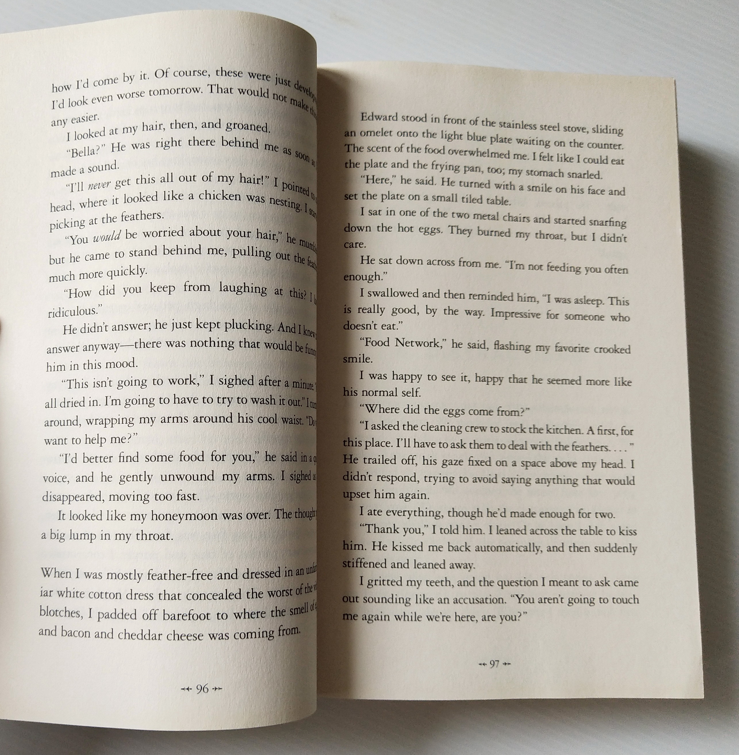 หนังสือนิยายภาษาอังกฤษ "ฺBreaking Dawn" จากแวมไพร์ทไวไลท์ รวม 3 ภาคในเล่ม โดย Stephenie Meyer หนังสือสภาพดี **หน้าแรกมีรอยสก๊อตเทปเล็กน้อยตามภาพ