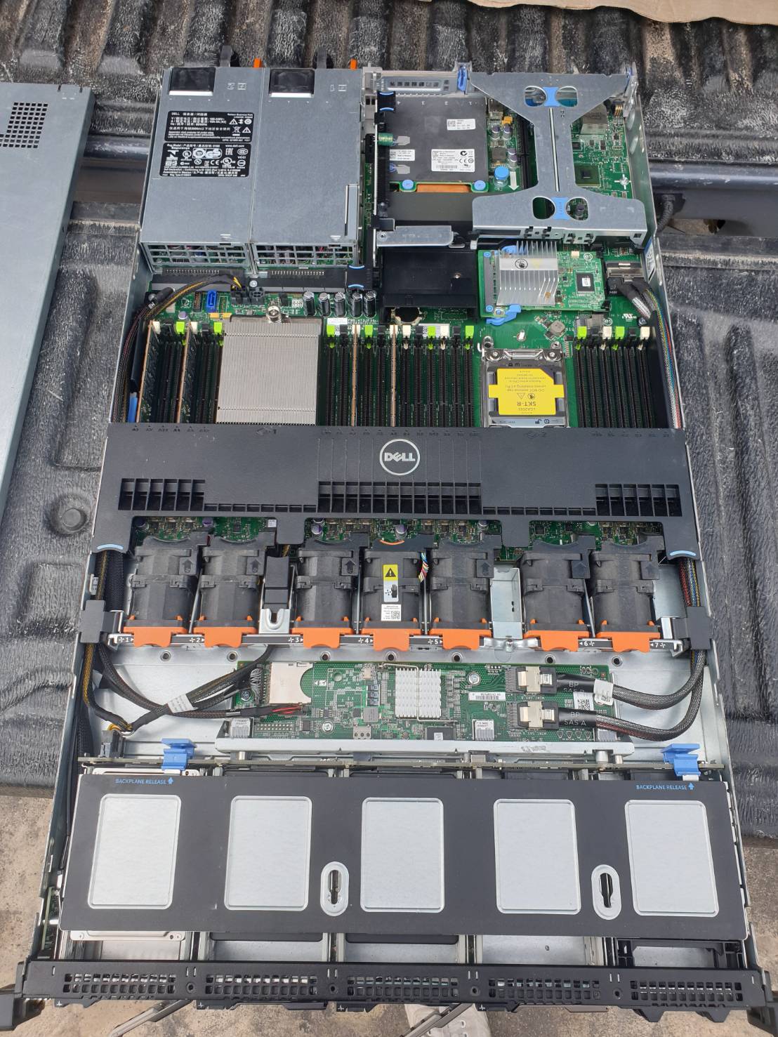 Dell R620 E5-2650v2 Ram 32 GB SAS 300x3 SSD 512 x3 power x2 พิเศษแถม CPU ให้อีกตัว