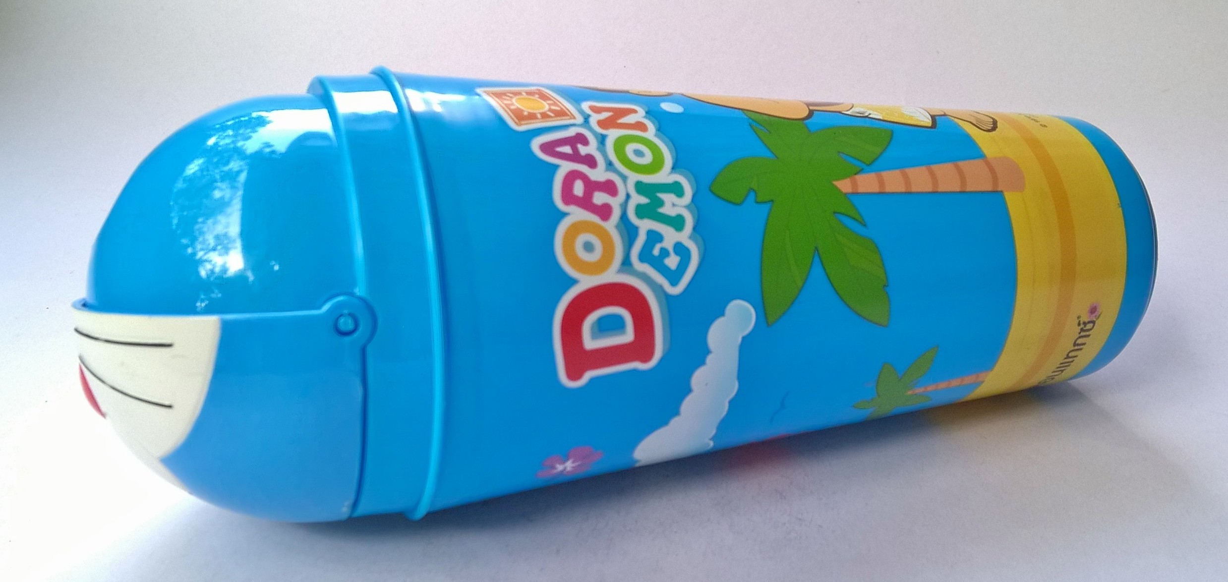 แก้วน้ำพลาสติกสีฟ้าลายโดราเอม่อนพร้อมฝาปิด-เปิดเป็นหัวโดราเอม่อน ของสะสมจากเซ็นโซดายน์