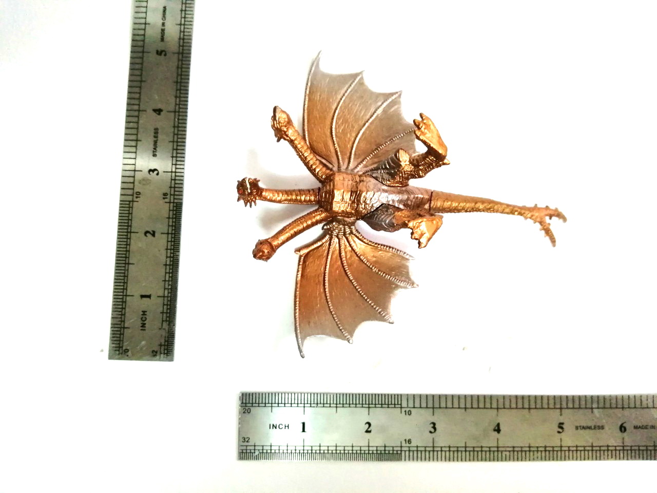 กาชาปอง คิงส์กีโดร่า มังกรสามหัวจากก๊อตซิลล่า 1998 จากหัวถึงปลายหางยาว 5 นิ้ว งาน bandai ปี 1998