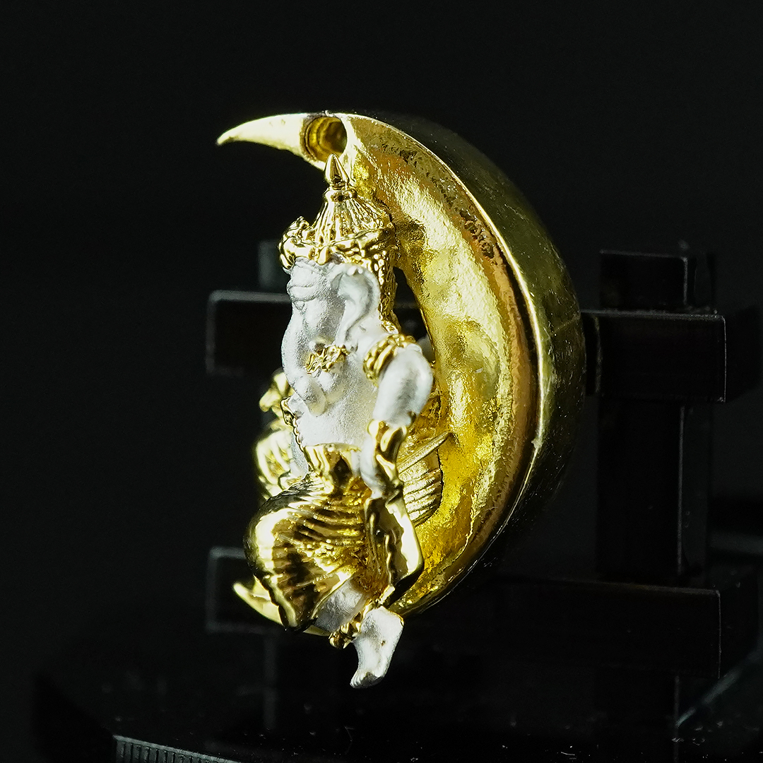 พระพิฆเนศน้อย ประทับจันทร์ รหัส K2 เนื้อสัมฤทธิ์ชุบ 2 กษัตริย์ (เงิน-ทอง)