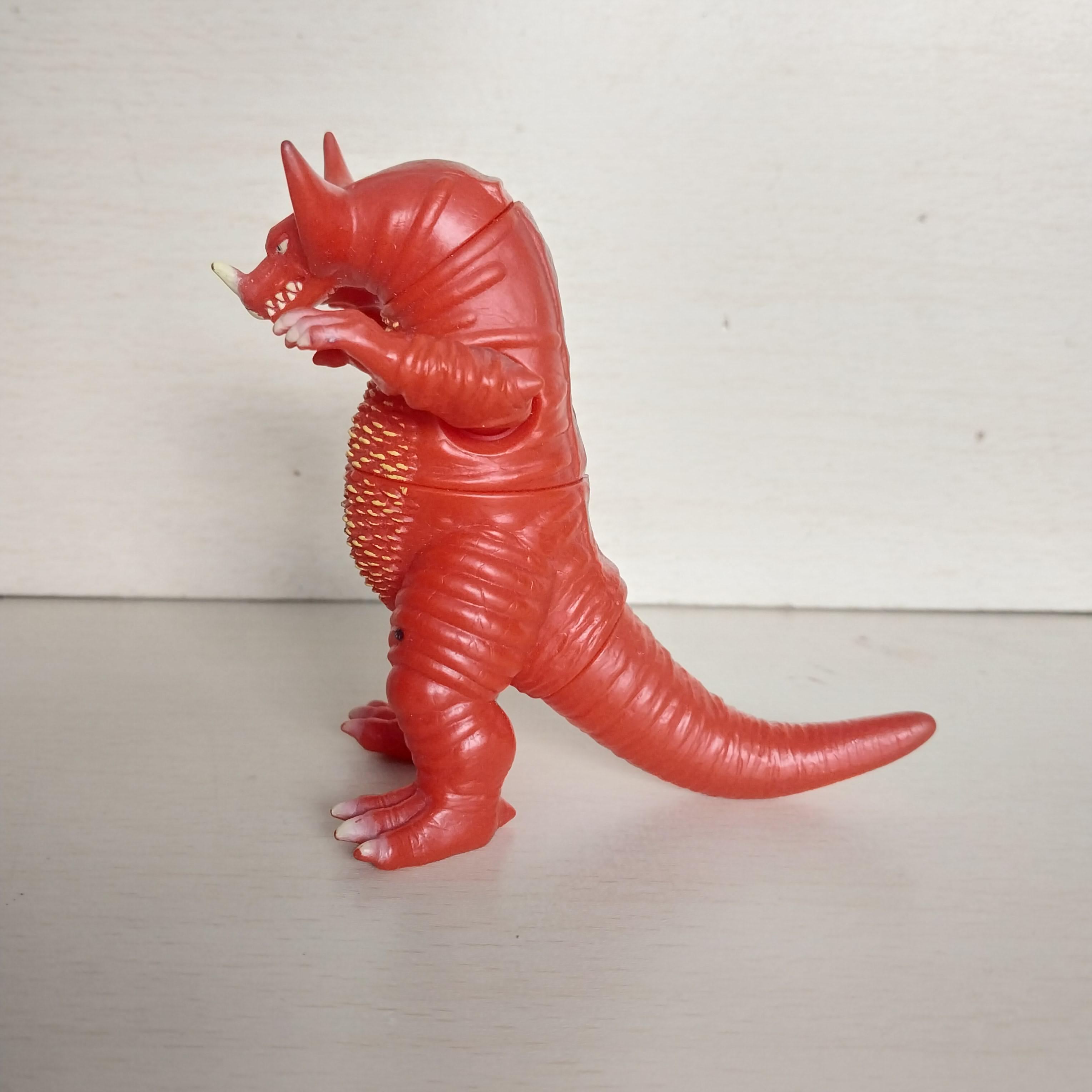 มีหลายภาพ สัตว์ประหลาด gomora ซอฟ4นิ้ว โกโมร่าตัวสีแดง มีตำหนิโปรดตรวจสอบทุกภาพ