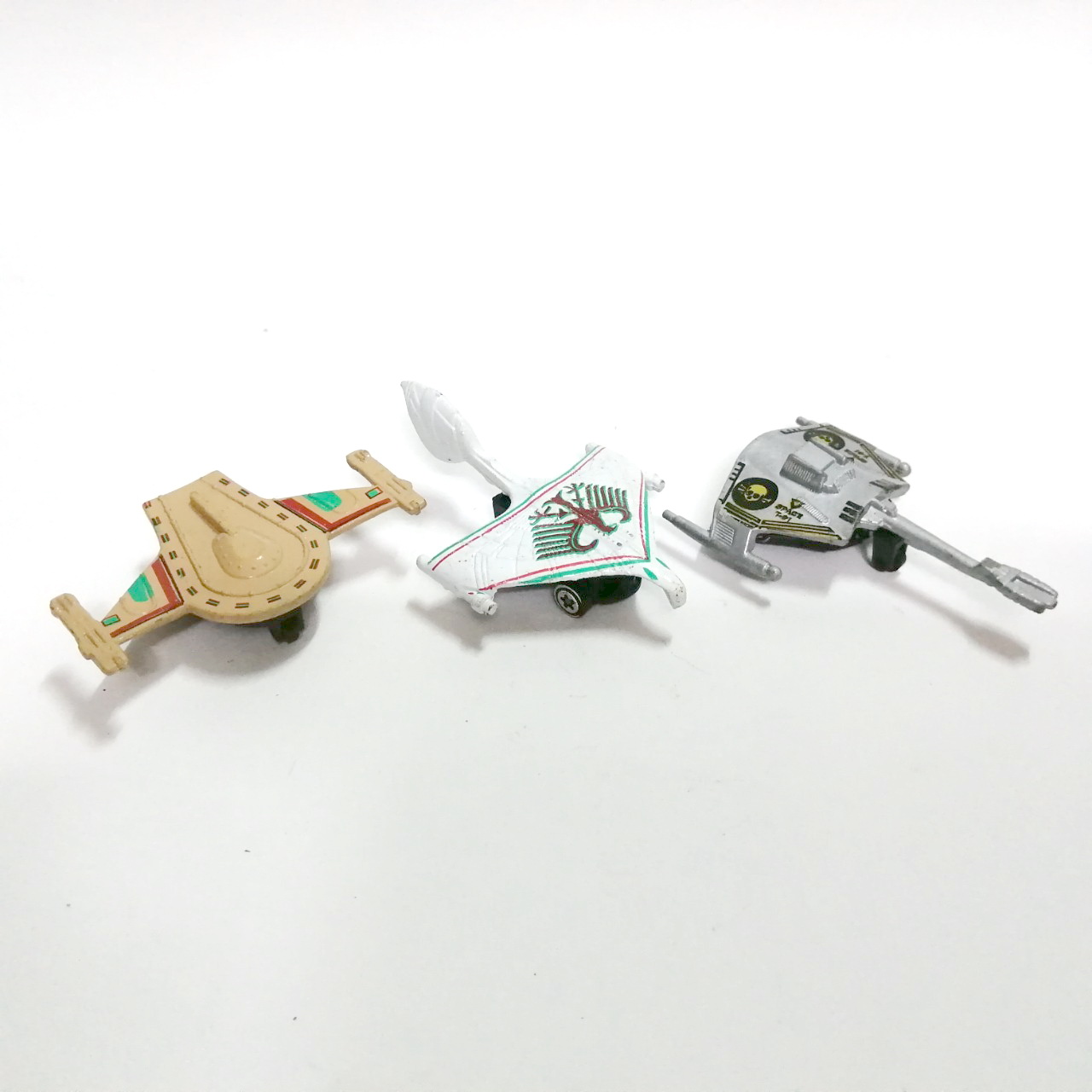 ของสะสม ชุดยานเหล็ก จากภาพยนตร์สตาร์เทรค ใต้ยานมีลูกล้อ งานเก่า หายาก สภาพดี แต่ละลำยาว 2-3 นิ้ว ขายเหมา3ลำ