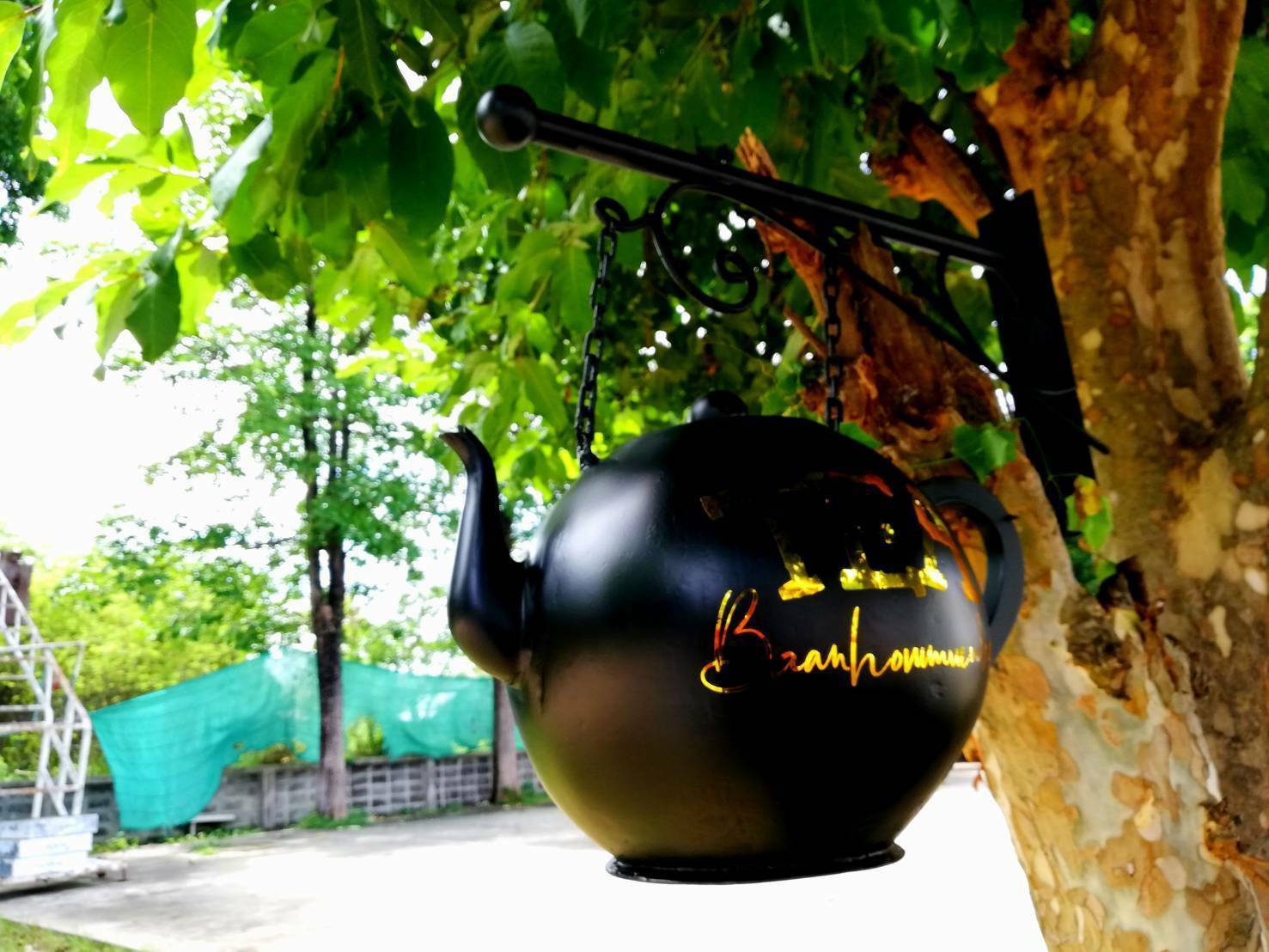 กาน้ำ พ่นทำสีดำ ติดสติ๊กเกอร์สีทองไดคัท