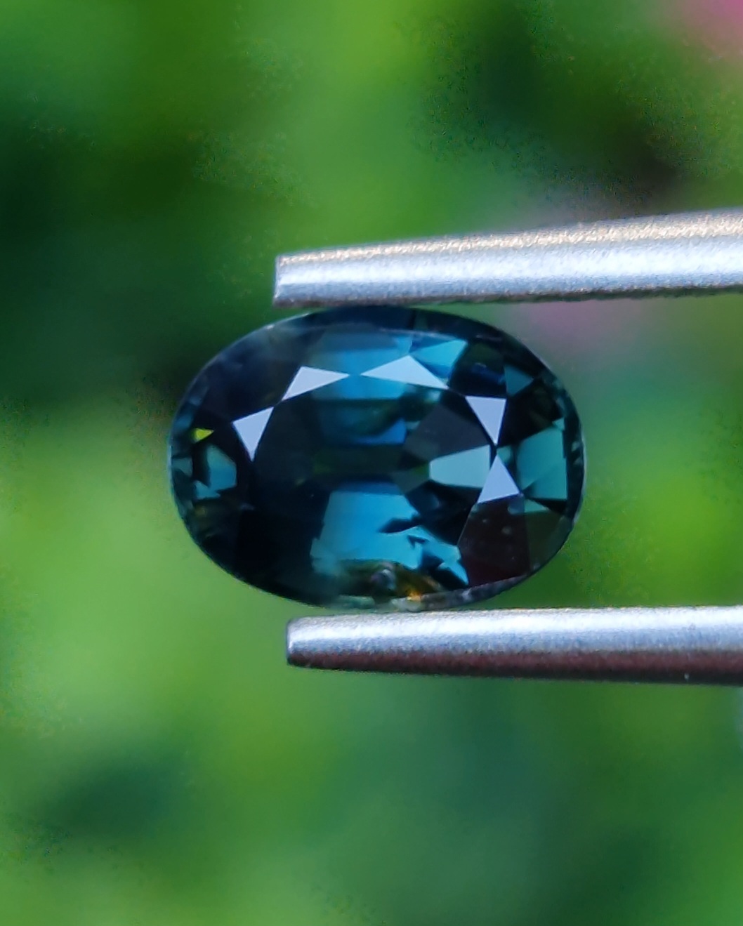 พลอย เขียวส่อง Green Sapphire 1.03 กะรัต (Cts.) ดิบ Unheated พลอยแท้ อัญมณีมงคลประจําวันเกิด เครื่องประดับพลอย