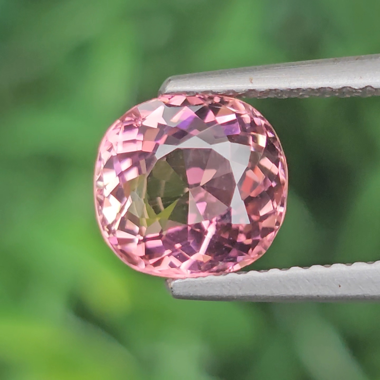 พลอย ทัวร์มาลีน Tourmaline 1.97 กะรัต (Cts.) พลอยแท้ อัญมณีมงคลประจําวันเกิด เครื่องประดับพลอย