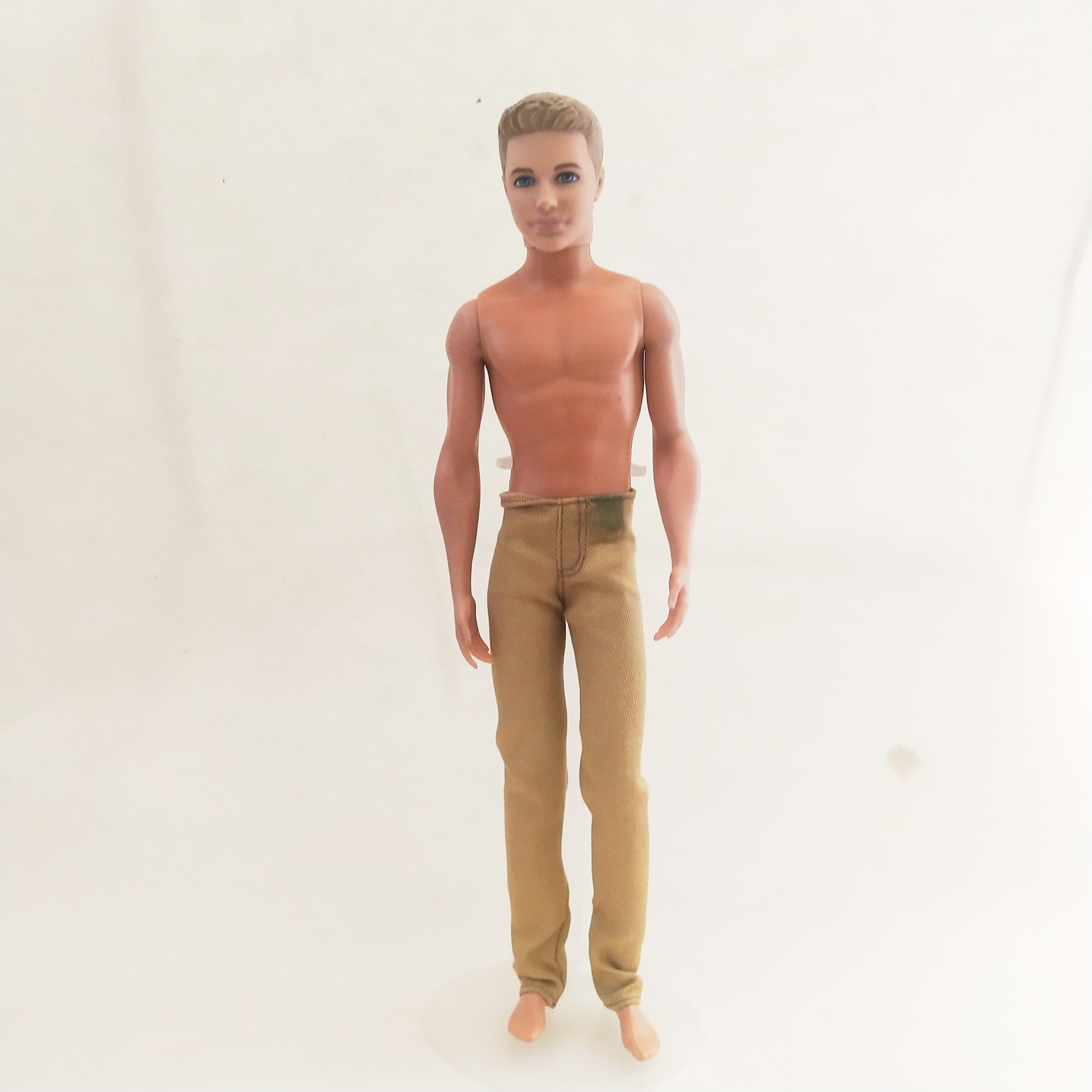 ตุ๊กตาผู้ชาย เคน แฟชั่นโพสต์ ท่ายืนทิ้งน้ำหนักลงที่ขาขวา แขนขาแน่น Mattel China 2013