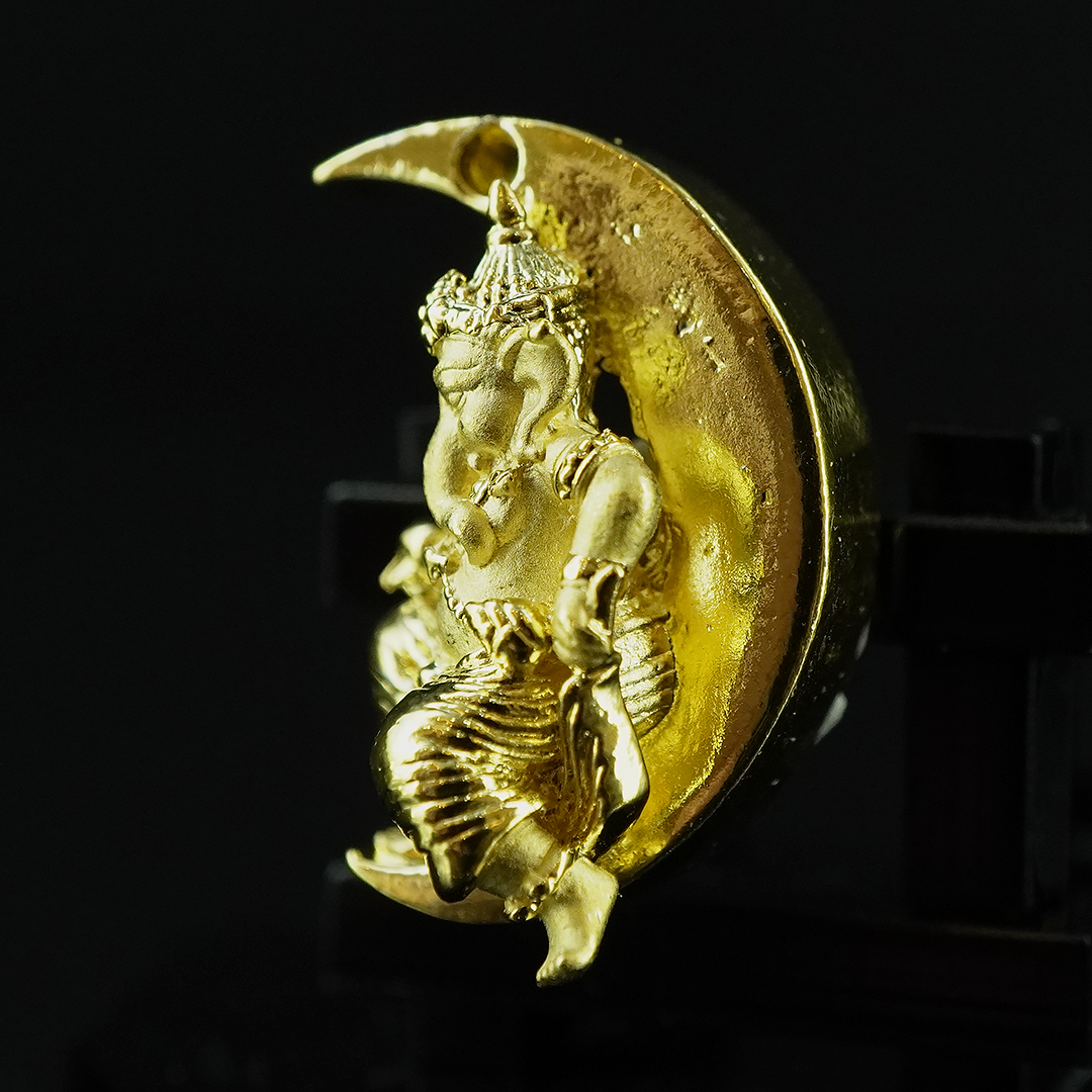 พระพิฆเนศน้อย ประทับจันทร์ รหัส 3 เนื้อสัมฤทธิ์ชุบทองขัดเงา