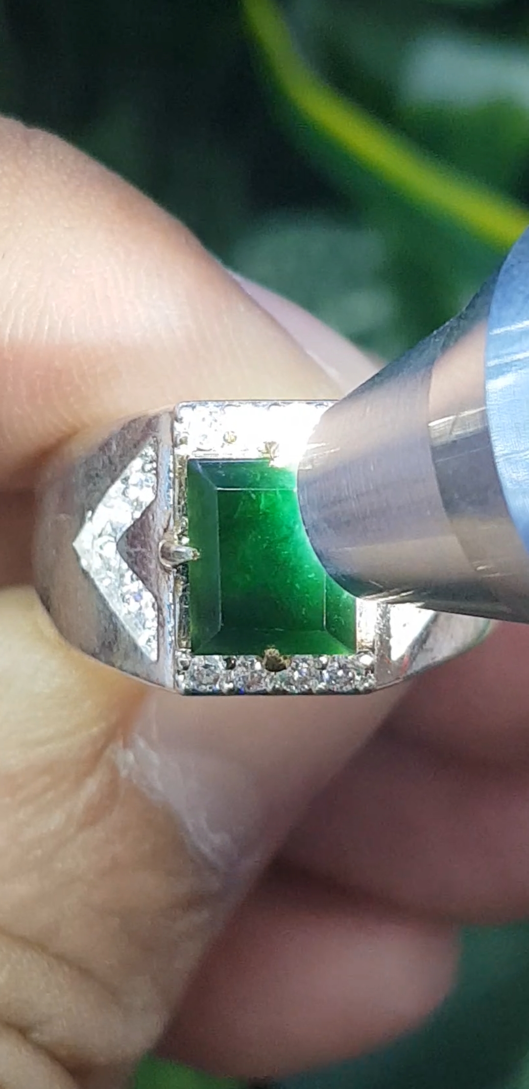 หยก พม่า แท้ Jade แหวนหยก หยกส่องเขียว (ฺBlack jadeite) ดิบ (Size) 58 ไม่ผ่านการปรับปรุง (Type A) พม่า (Myanmar)