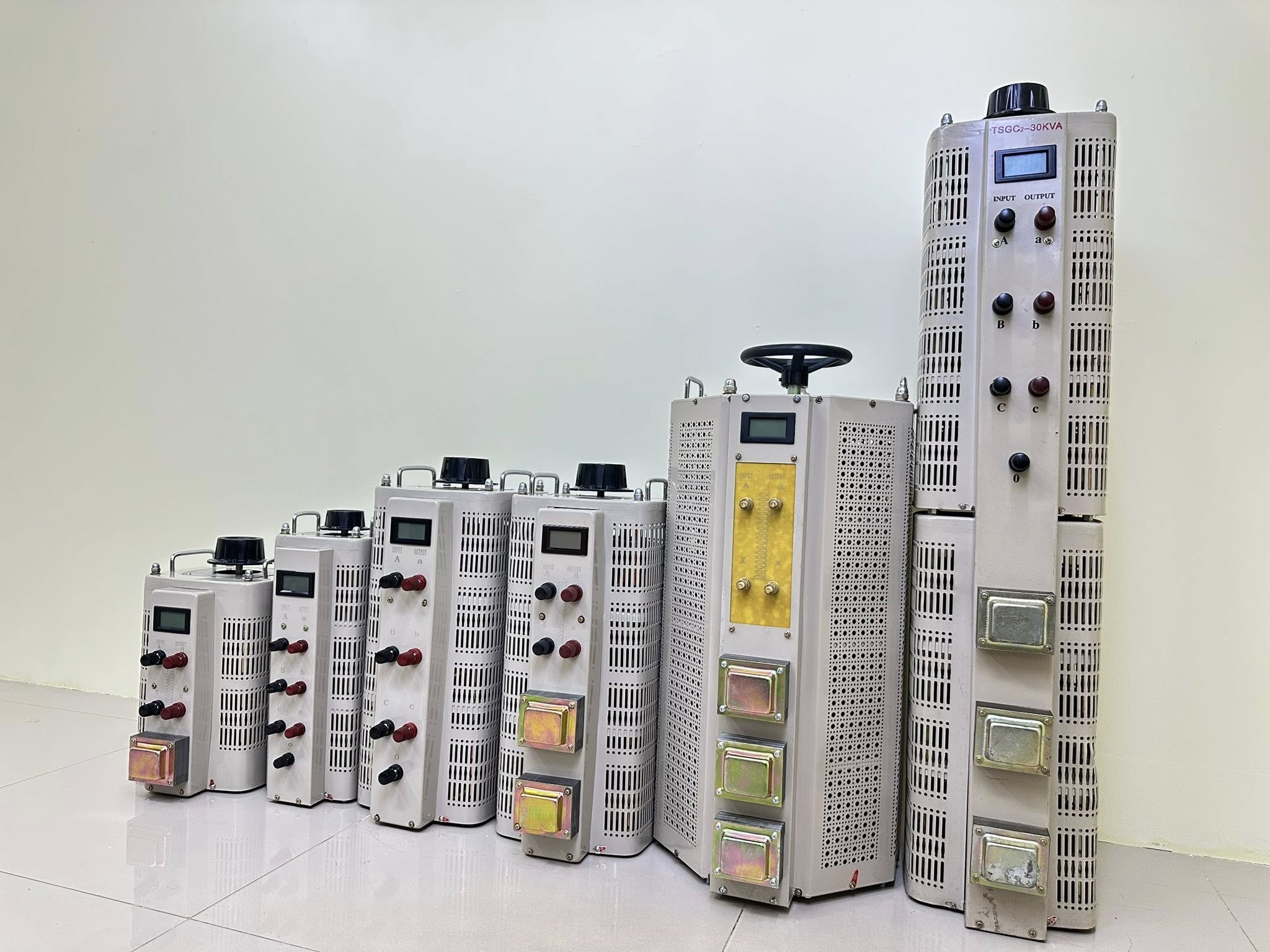 วาริแอค หม้อแปลงปรับแรงดันไฟฟ้าชนิดแกนหมุน 5Kva 3 เฟส