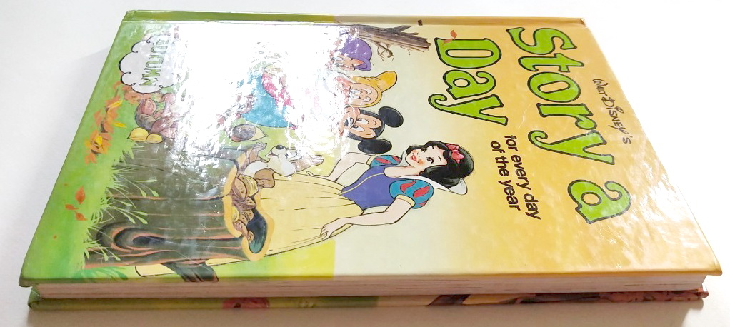 หนังสือภาพการ์ตูนดิสนีย์น่ารัก ปกแข็ง ฉบับภาษาอังกฤษ เล่าเรื่องราวของทุกวันในฤดูใบไม้ร่วง ผ่านตัวการ์ตูนจากดิสนีย์ Story a Day for every day of the year , Autumn