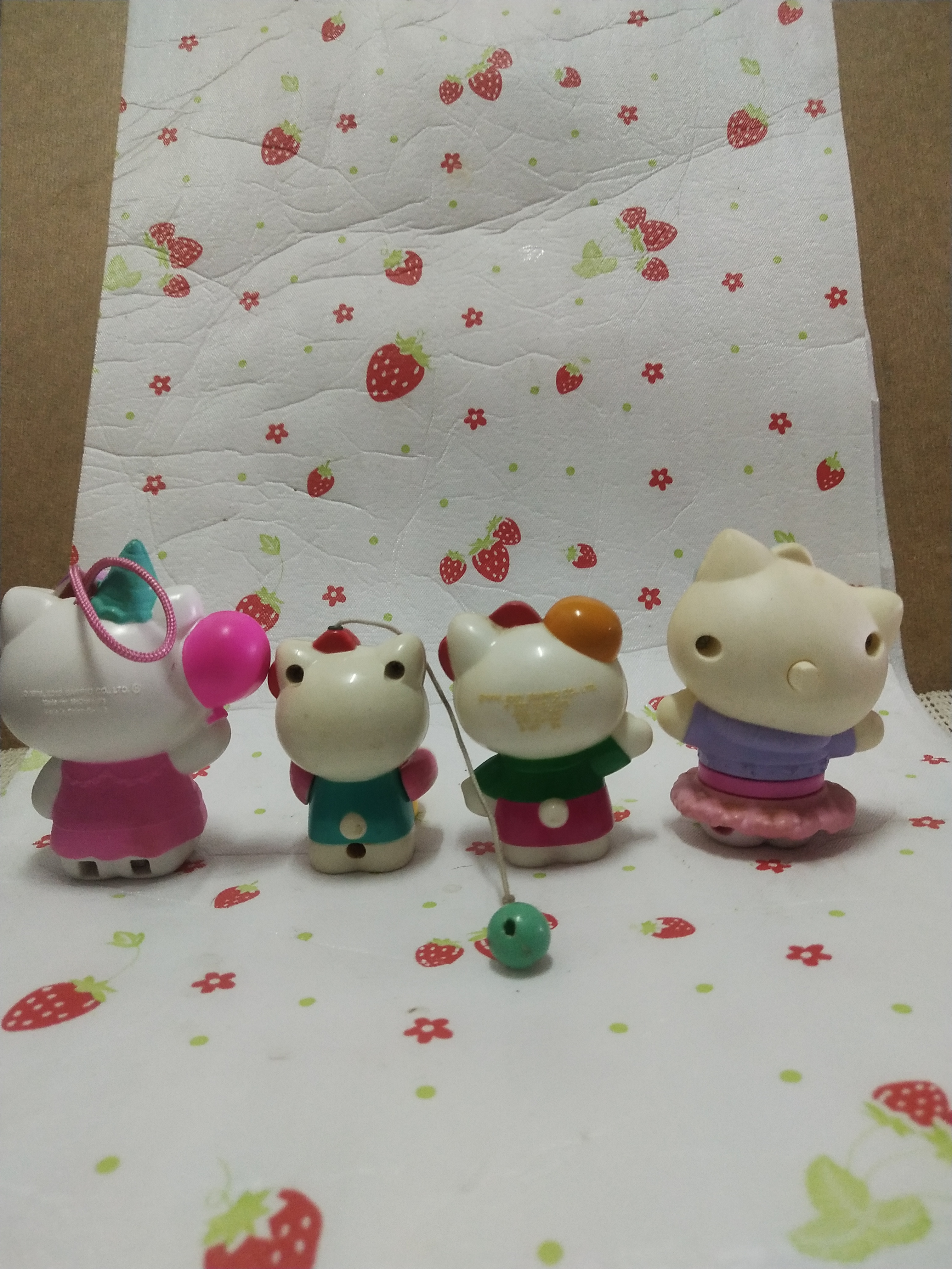 มีหลายภาพของสะสม จากแมคโดนัล และ มิสเตอร์โดนัท Hello Kitty คิตตี้ กรุณาเลือกแบบ ( ราคาตัวละ)