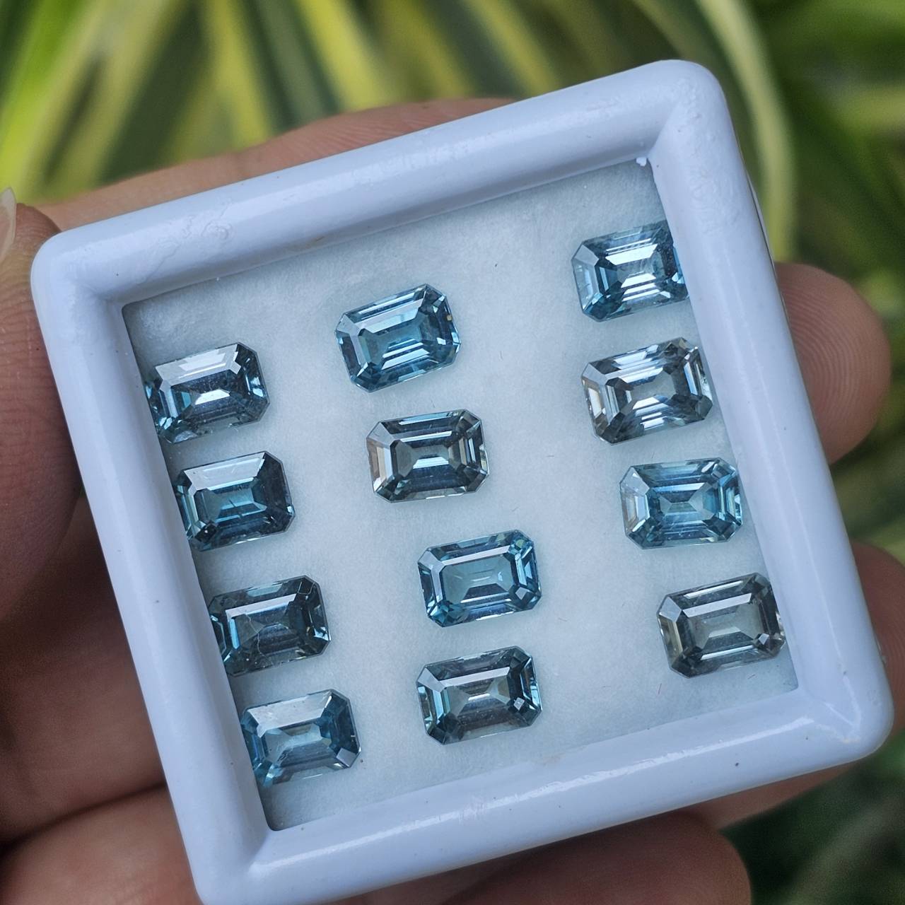 พลอย เพทาย (Zircon) 16.95 กะรัต (Cts.) 12 (Pcs.) พลอยแท้ อัญมณีมงคลประจําวันเกิด เครื่องประดับพลอย