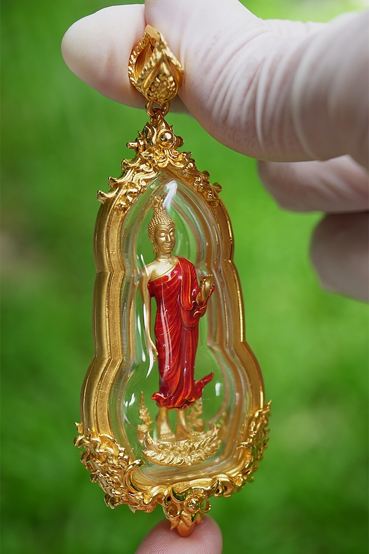 พระพุทธศิริสุขมั่นคงทรัพย์พร้อมเลี่ยมกรอบ รหัส 2 เนื้อบรอนซ์นอกชุบทองลงยาจีวร