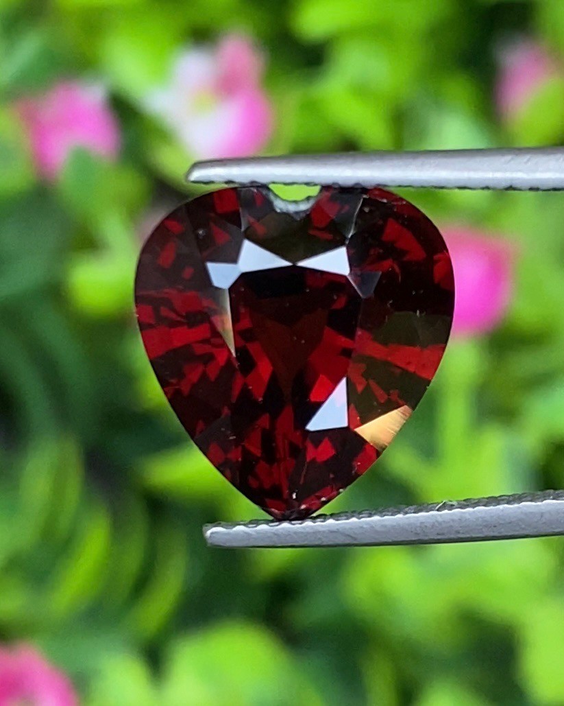 พลอย โกเมน Pyrope - Almandite Garnet 7.42 กะรัต (Cts.) พร้อมใบเซอร์ พลอยแท้ อัญมณีมงคลประจําวันเกิด เครื่องประดับพลอย