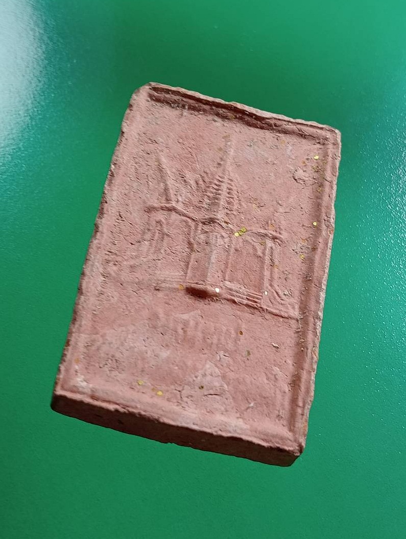 ผ2951 พระผง หลวงปู่ศุข วัดปากคลองมะขามเฒ่า จ.ชัยนาท หลังมณฑป รุ่นเนื้อกระเบื้องมณฑป ปี2546