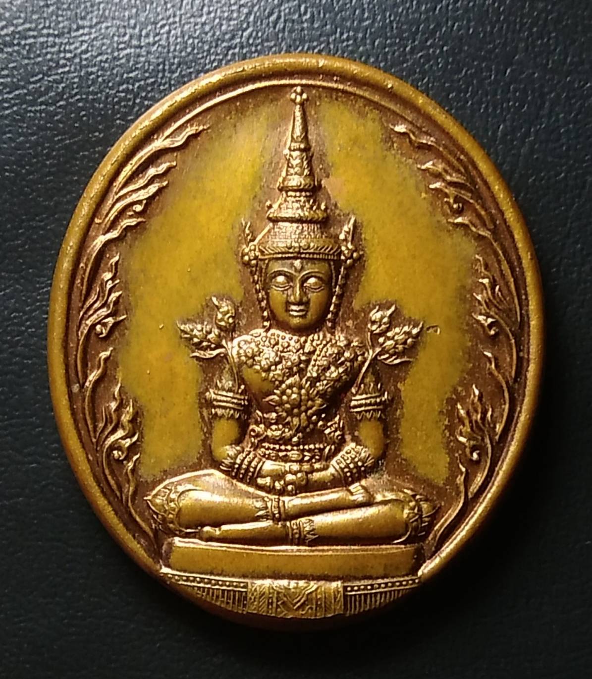 A897 เหรียญพระแก้วมรกต หลัง หลวงปู่ทวด ปี2546