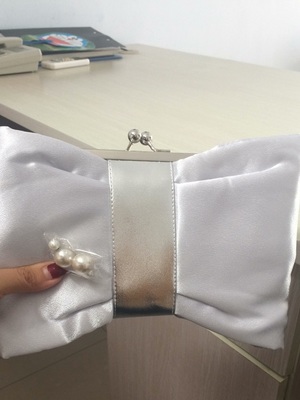 พร้อมส่ง Evening Clutch กระเป๋าออกงาน สีเงิน light silver รูปโบว์ เรียบหรู