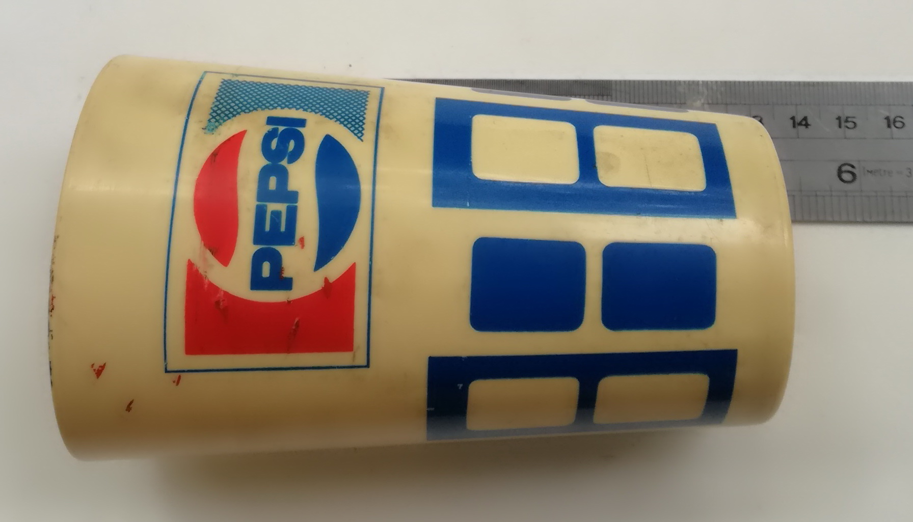 ของสะสมเก่า แก้วน้ำพลาสติกสีครีมทรงกระบอก พิมพ์ลาย PEPSI, เป๊บซี่ และมีลายตารางที่ด้านล่าง