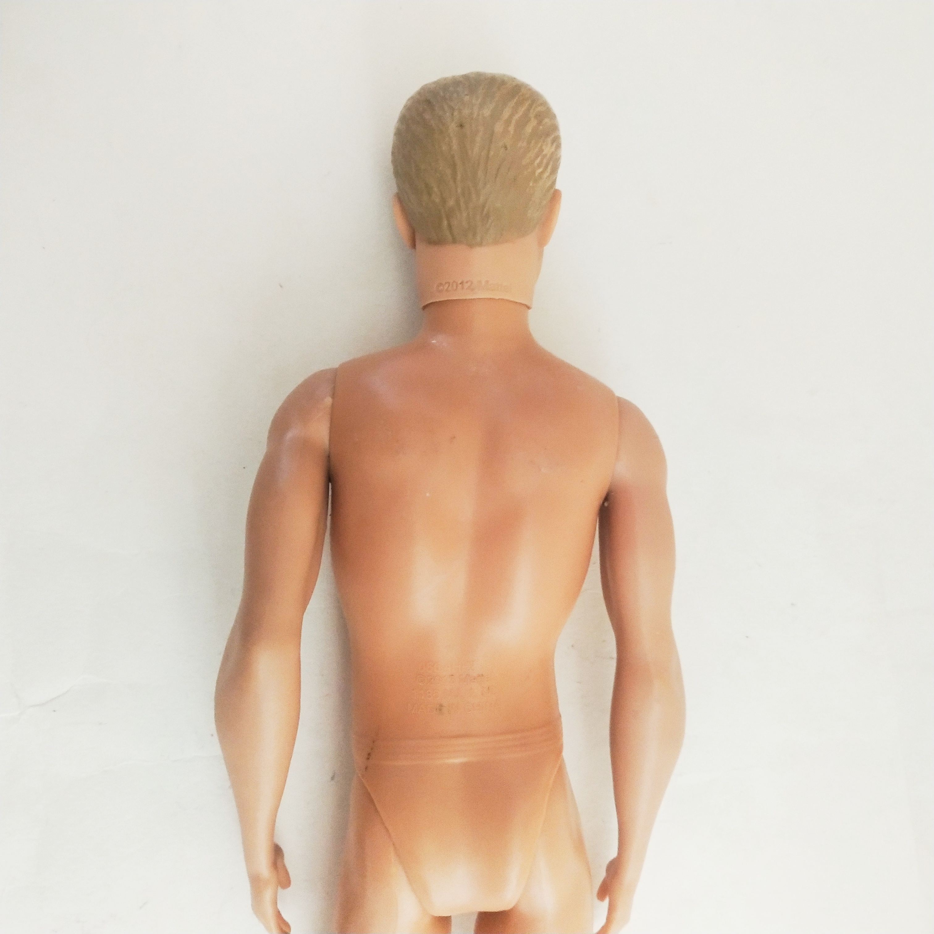 ตุ๊กตาผู้ชาย เคน แฟชั่นโพสต์ ท่ายืนทิ้งน้ำหนักลงที่ขาขวา แขนขาแน่น Mattel China 2013