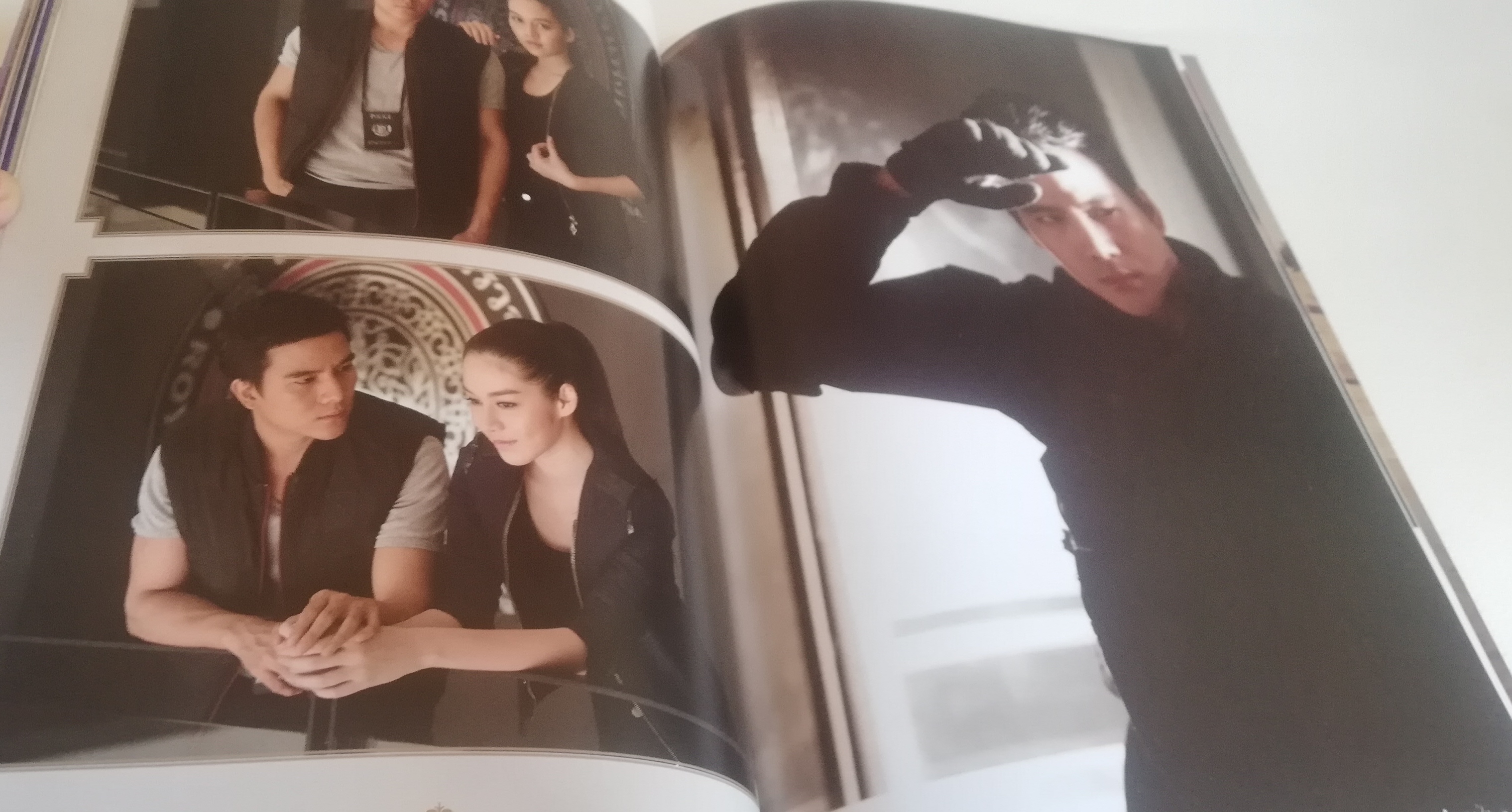 มีหลายภาพ, มุมปกด้านล่าง และด้านในเกือบทุกหน้ามีลายเซ็นต์สีแดงตามภาพ, หนังสือภาพละครช่อง3, ดาวหลงฟ้าภูผาสีเงิน