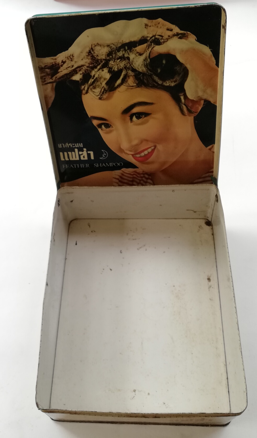กล่องสังกะสี (กล่องโลหะ)ยาสระผมแฟซ่าเก่า สีฟ้าอมเขียว ด้านในใต้ฝาเป็นรูปผู้หญิง KAO FEATHER SHAMPOO