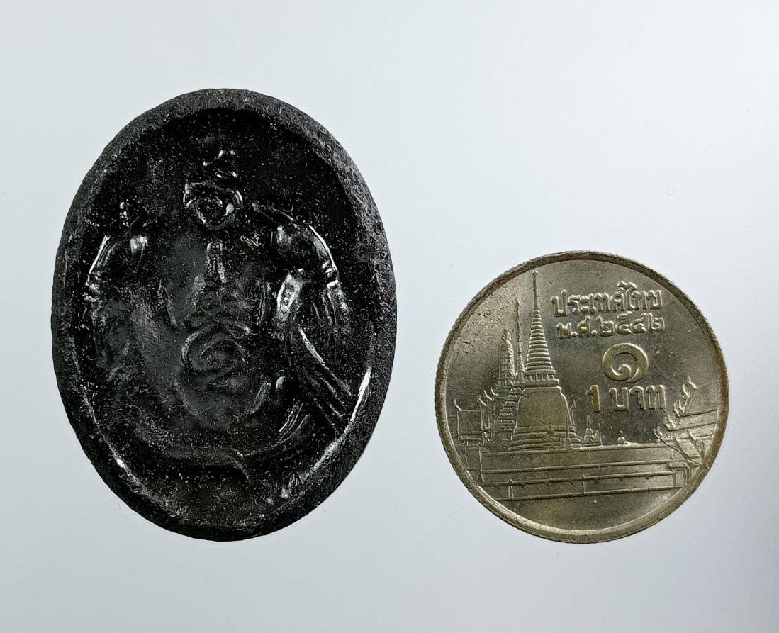 ผ3225 พระนางกวัก หลัง สาริกาคู่ เนื้อดินชุบรัก ไม่ทราบที่ครับ