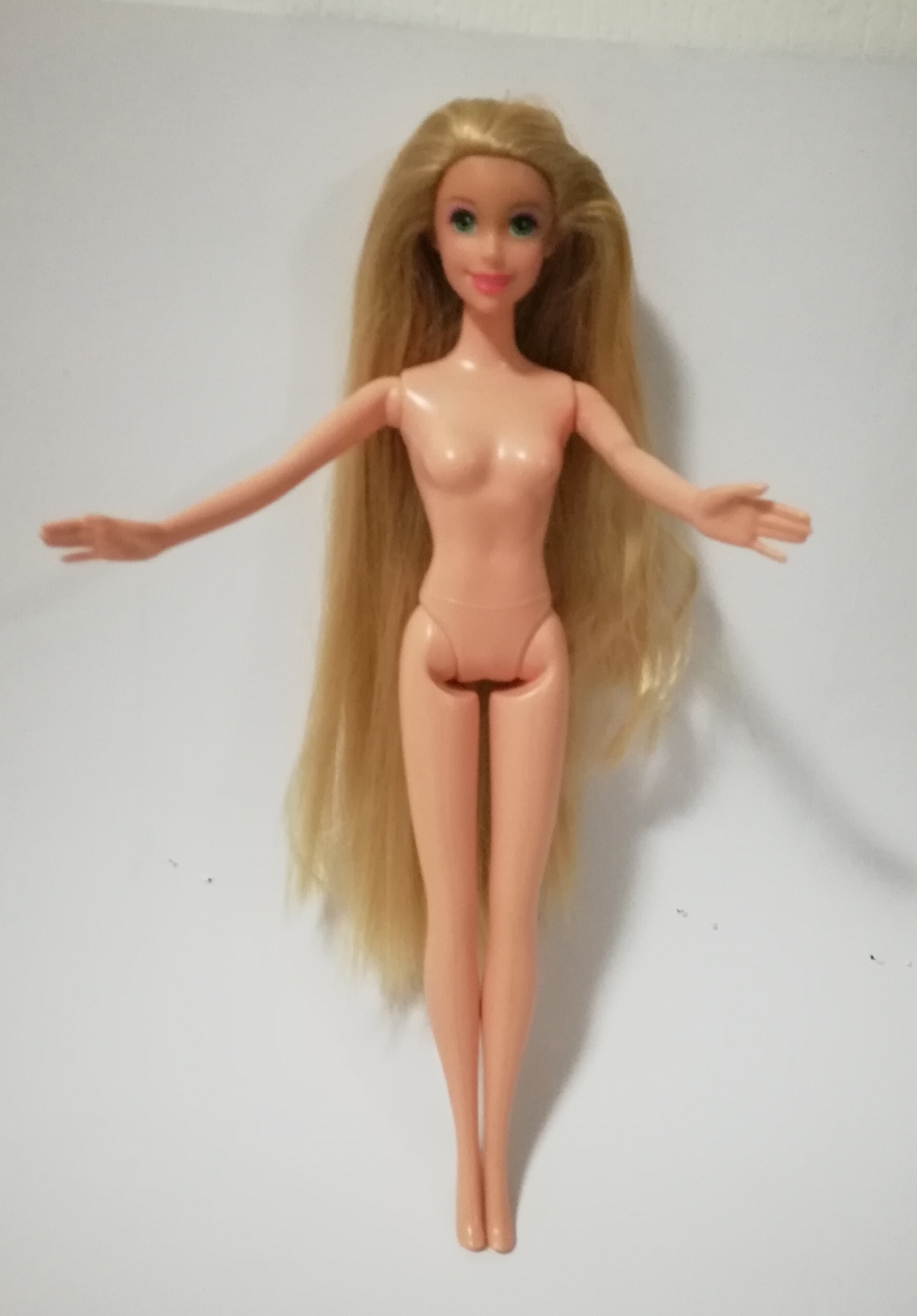 ตุ๊กตาบาร์บี้ เจ้าหญิงราพันเซล แถมชุด**แขนหลวมบ้าง Princess Rapunzel จากดิสนีย์ ปริ๊นเซส Disney Princess หน้าสวย ผมทองยาวสลวย รุ่นขาแข็ง หักงอไม่ได้ ของแท้แมทเทบปี 2012 Made in Indonesia, **ปลายผมมีตำหนิเล็กน้อยตามภาพ