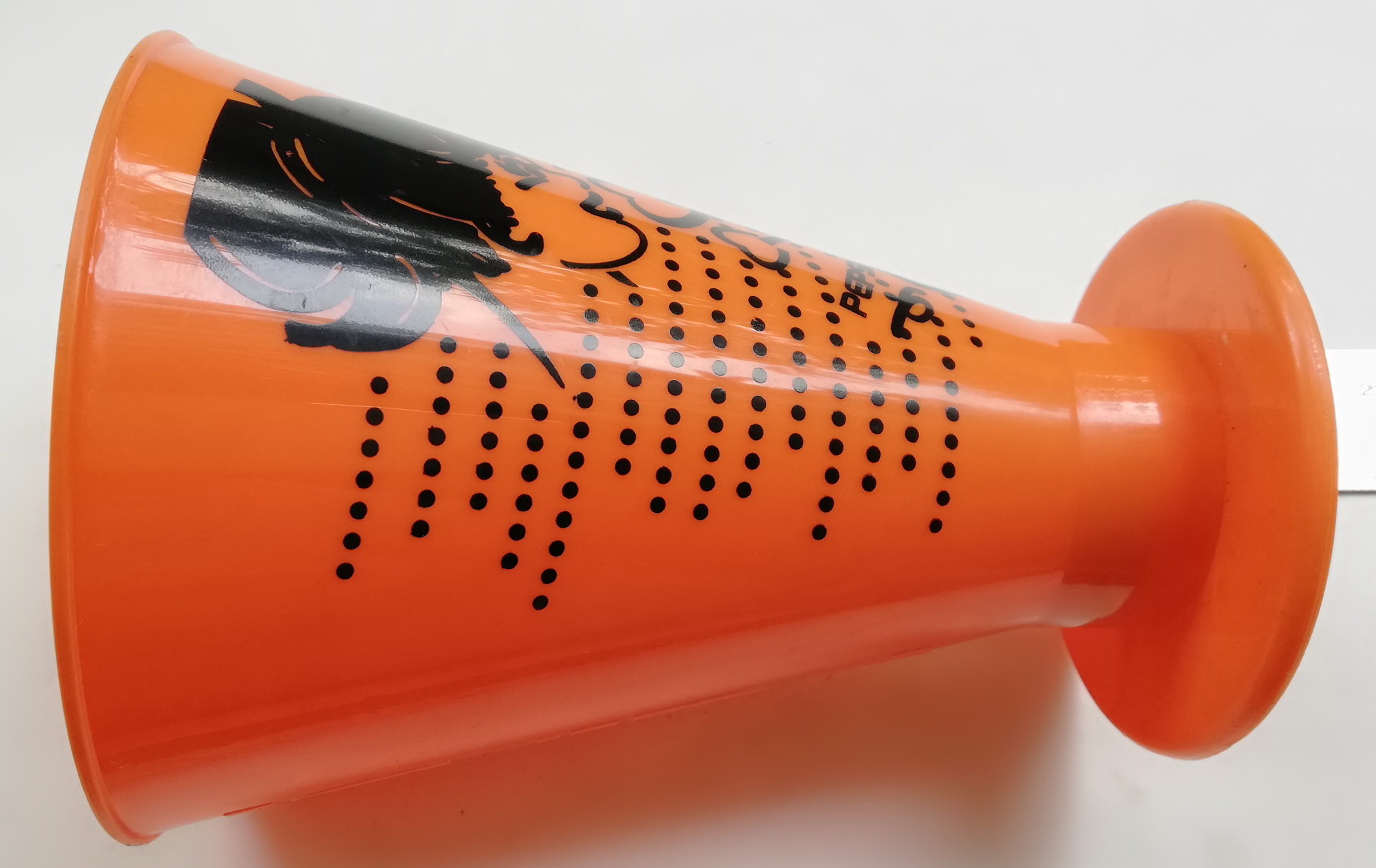 ของสะสมเก่า แก้วน้ำพลาสติกทรงกรวยสีส้ม พิมพ์ลายผู้หญฺิงและผู้ชายบนจุดสีดำ ฐานกลมแบน ของสะสมจากน้ำอัดลมมิรินด้ารสส้ม Mirinda,Orange