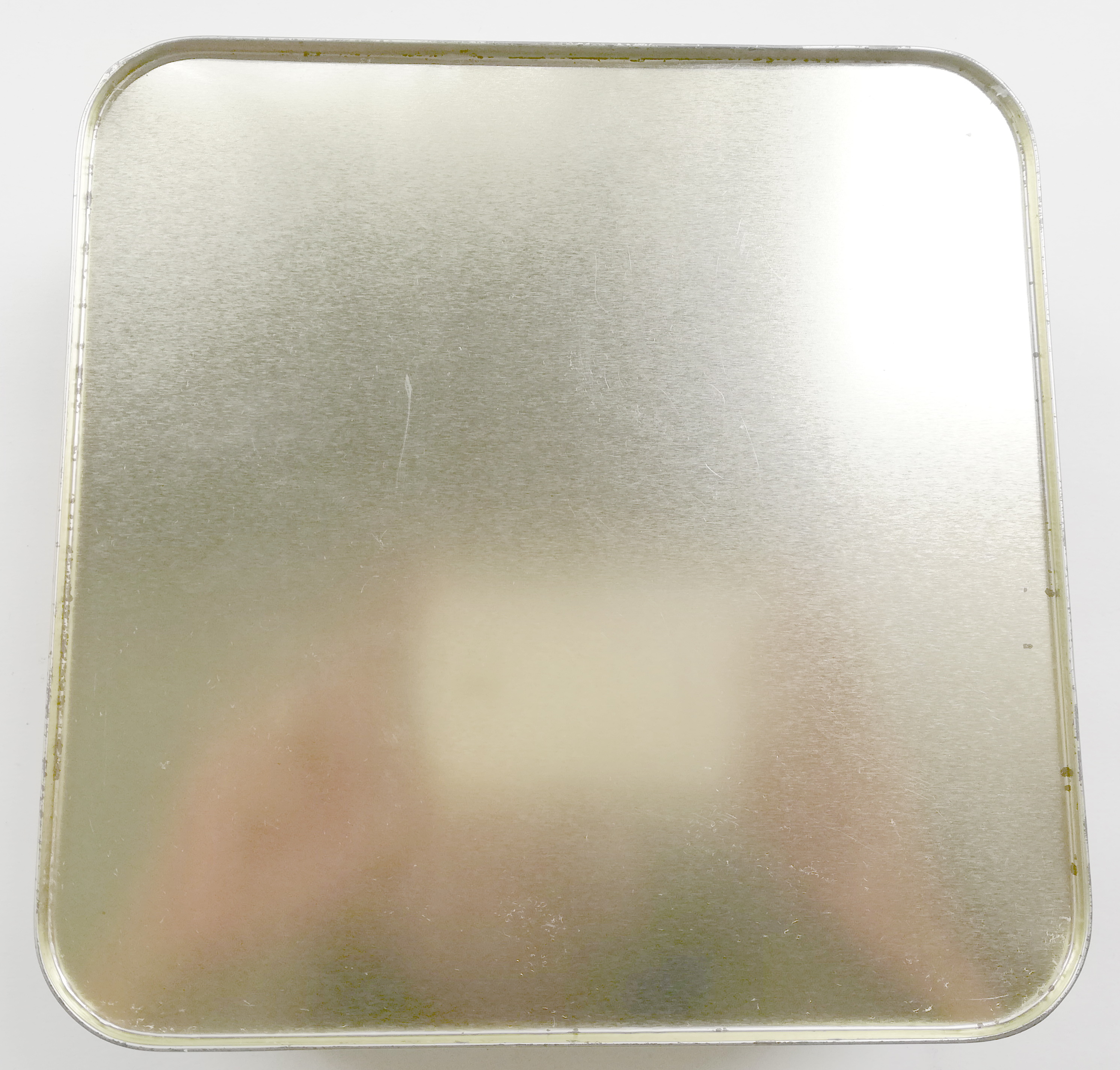 ของสะสม กล่องสังกะสี (กล่องโลหะ) กล่องขนมไหว้พระจันทร์สีเหลืองทอง ลายบ้านไทย และเรื่อสำเภากลางน้ำ ตรา กอกใจ