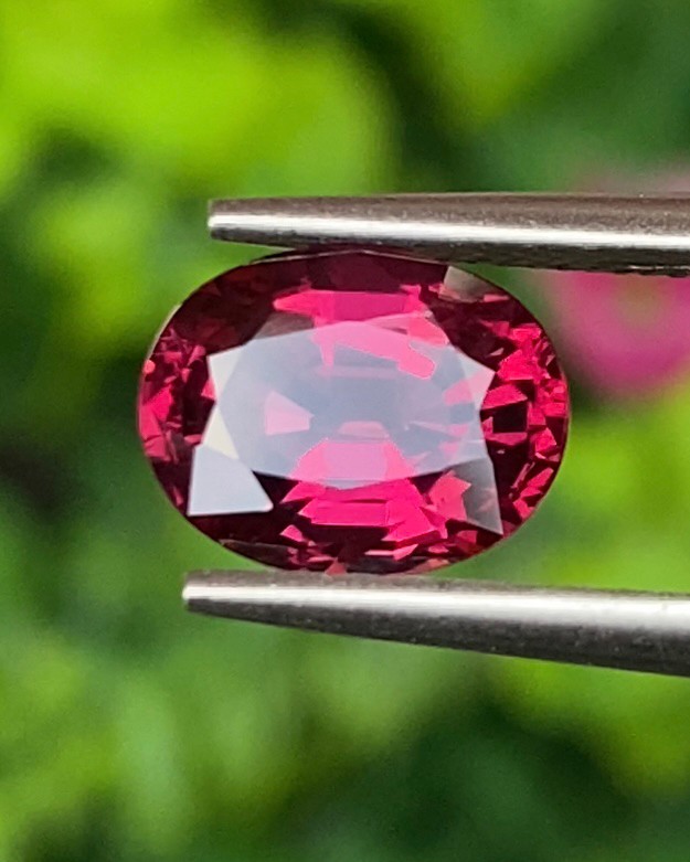 พลอย โรโดไลต์ กาเน็ท Rhodolite Garnet 2.11 กะรัต Cts.พลอยแท้ อัญมณีมงคลประจําวันเกิด เครื่องประดับพลอย
