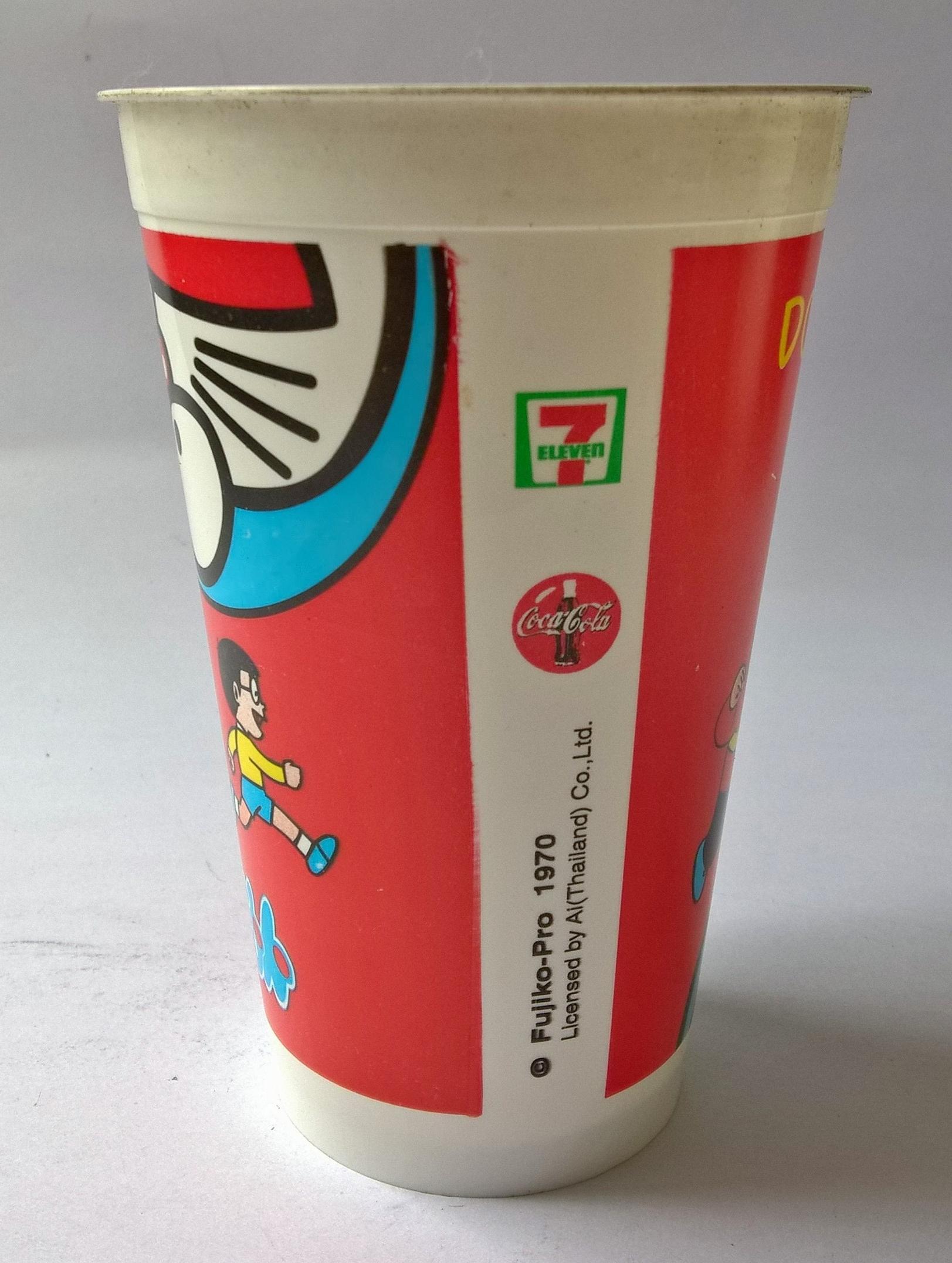 แก้วน้ำพลาสติกงานเก่า พิมพ์ลาย โดราเอม่อนและเพื่อน จากการ์ตูน เรื่อง โดราเอม่อน โดเรม่อน Doraemon and Friends ของสะสมจาก 7-11 ของเก่า โปรดตรวจสอบทุกภาพ