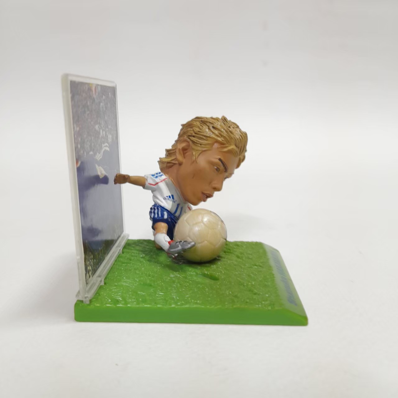 ฟิกเกอร์ นักบอล ทีมญี่ปุ่น Shunsuke Nakamura (ผมยาว)ขนาดตามรูป มีฐาน มีฉาก มือสอง สภาพดีมีรอยบ้าง