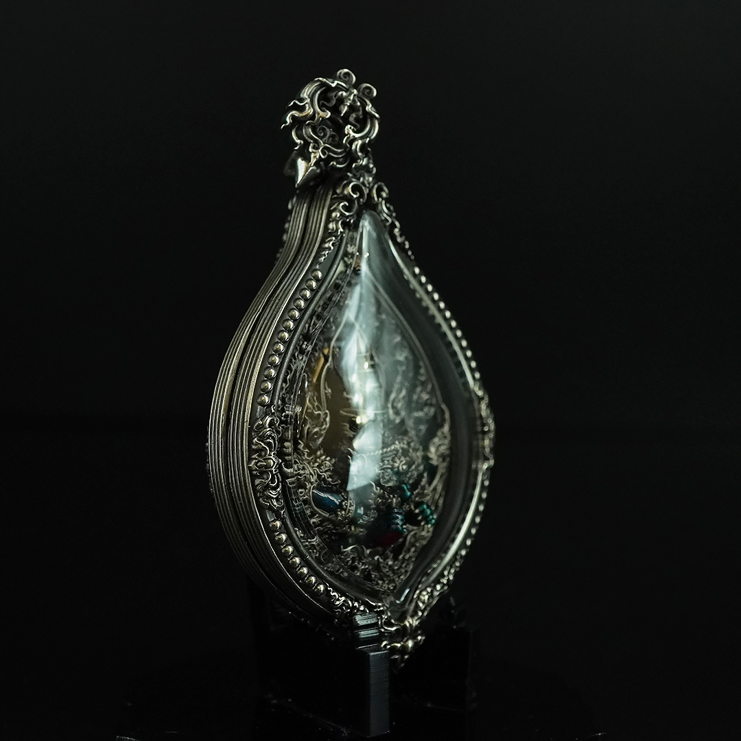 เหรียญเทพพระราหู รายการที่ 5 เนื้อไวท์บรอนซ์รมซาตินลงยา พร้อมกรอบเนื้อไวท์บรอนซ์ซาติน