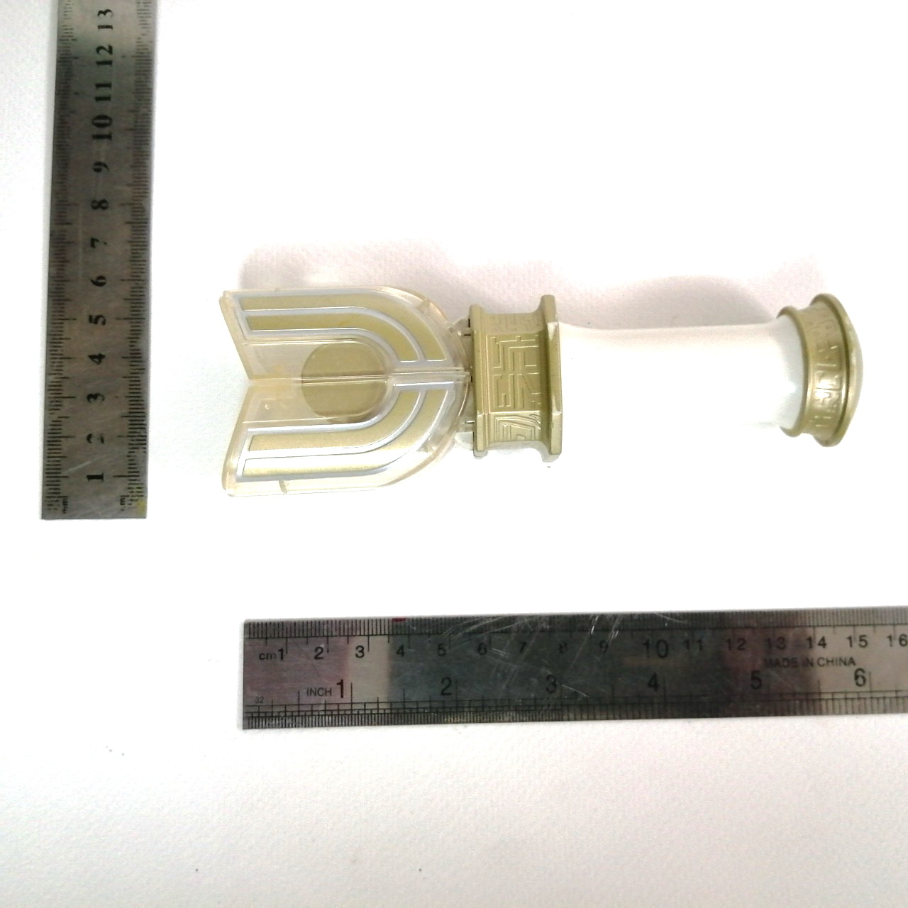 อุปกรณ์แปลงร่าง สปาร์คเลนน์ ที่แปลงร่าง อุลตร้าแมน ทีก้า (ไม่ใช่ตัว DX)ขนาดตามรูป วงจรแสง/เสียง ทำงานได้ แต่ต้องกดแช่ กลไก กางหุบ ที่แปลงร่างใช้ได้ปกติ