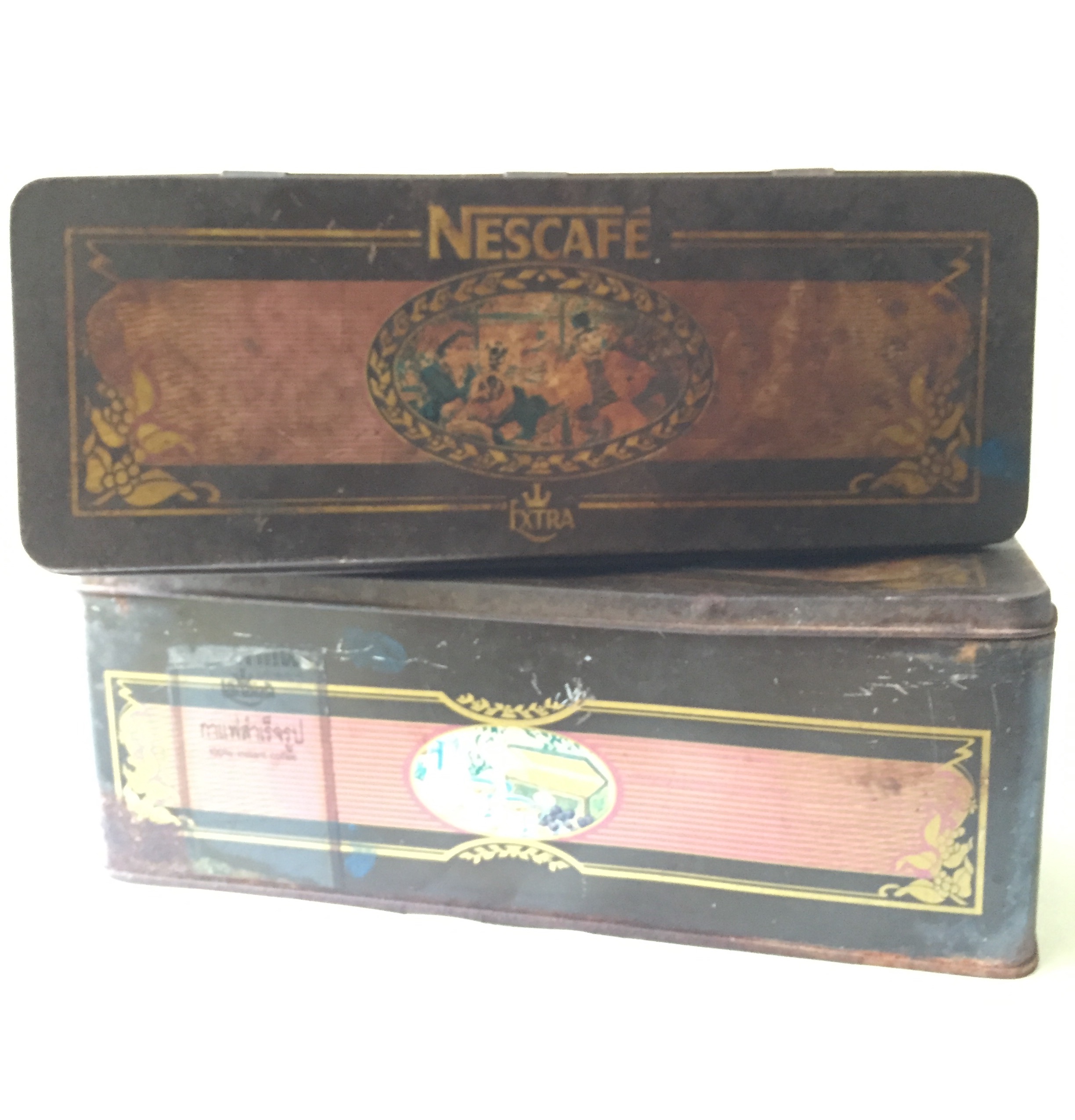 ของสะสม กล่องสังกะสี **มีคราบสนิมทั้งใบตามภาพ (กล่องโลหะ) กล่องเนสกาแฟเก่า "NESCAFE EXTRA กาแฟสำเร็จรูป 100%". **กรุณาเลือก 1 หรือ 2