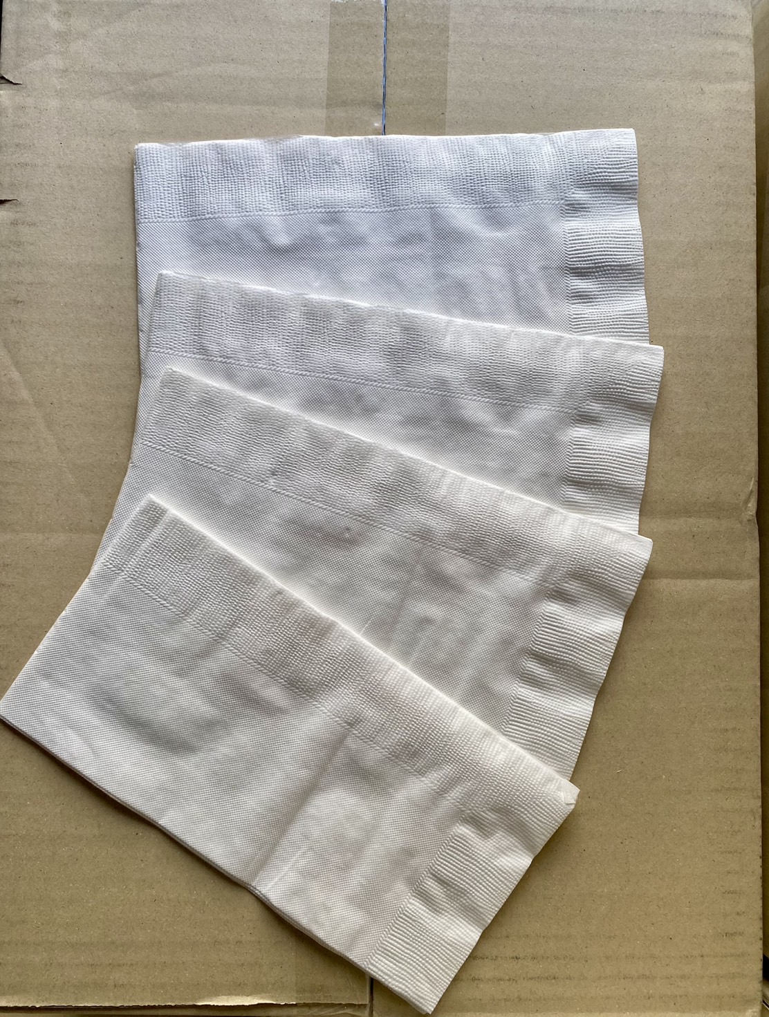 กระดาษเช็ดปาก 2ชั้น สีขาว ขนาด 40x40ซม. ไม่พิมพ์โลโก้ พับ8 ยกลัง 2000แผ่น